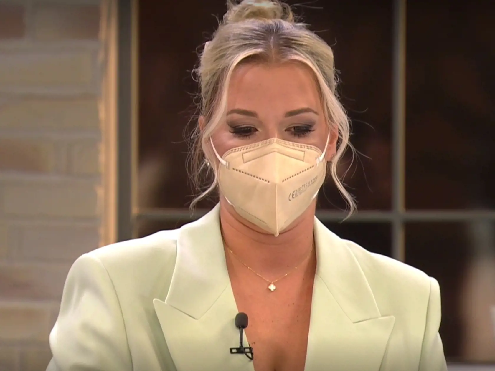 Cibulková sa v relácii predviedla vo svetlozelenom saku.