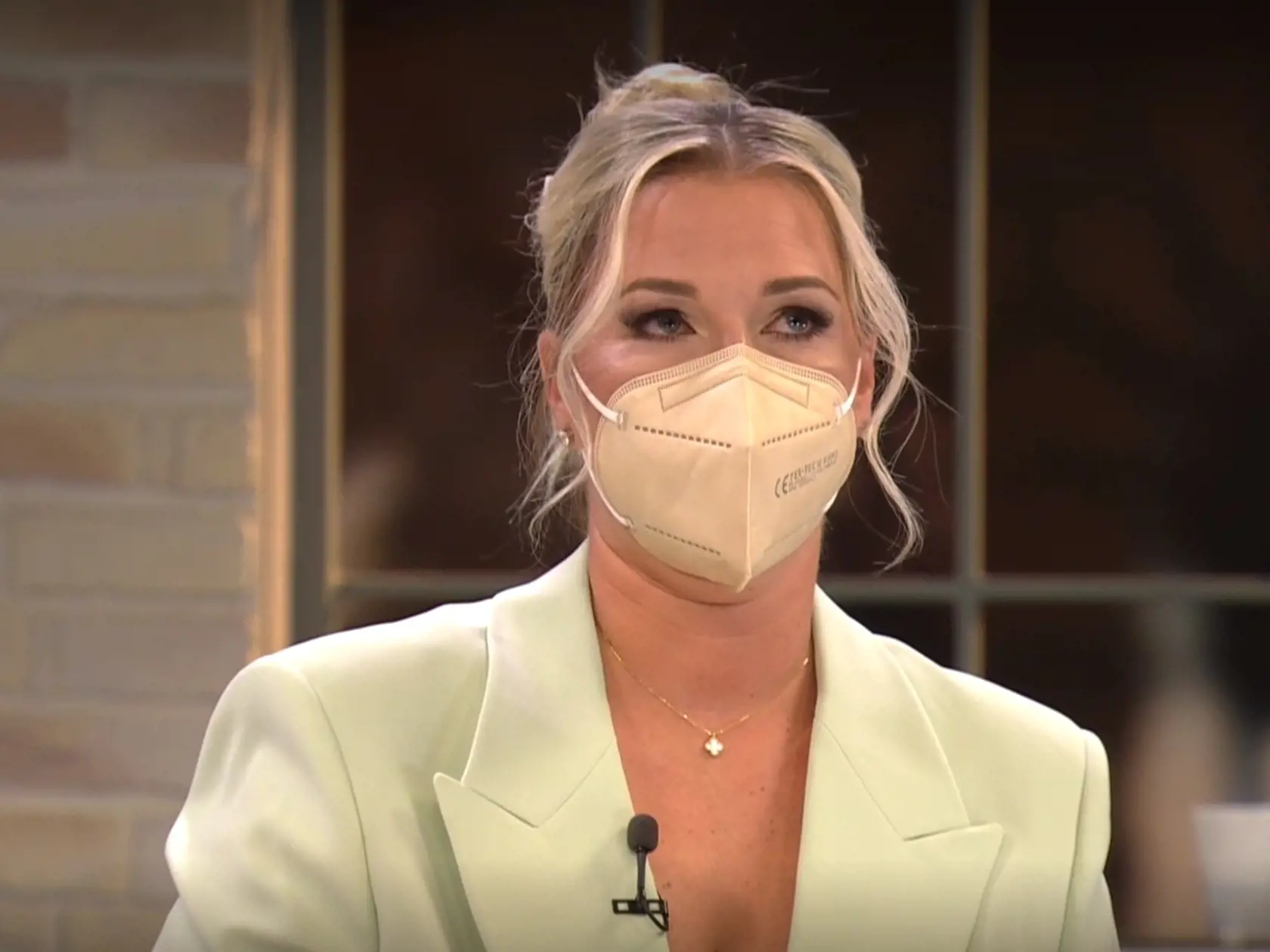 Cibulková sa v relácii predviedla vo svetlozelenom saku.