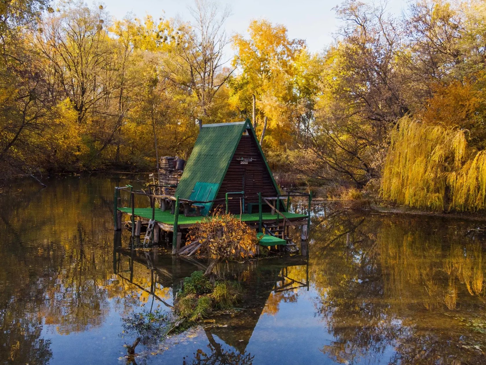 Detailnejší pohľad na chatku so zelenou poplátanou strieškou a umelým trávnikom na terase, má svoje čaro. Ktovie čím zaujala fotografa, že jej venoval toľko pozornosti.