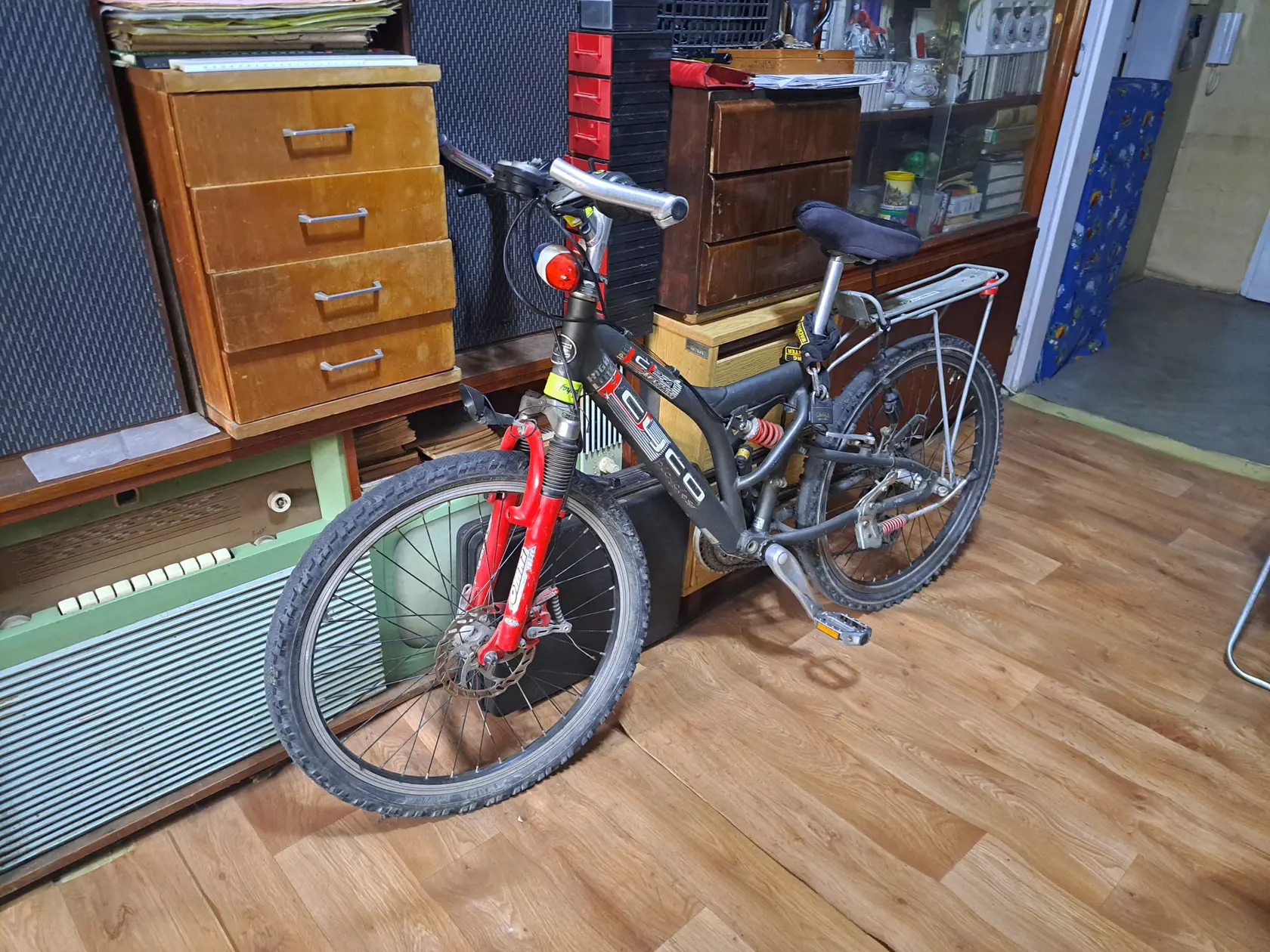 Rád sa bicykluje, no teraz má existenčné starosti.