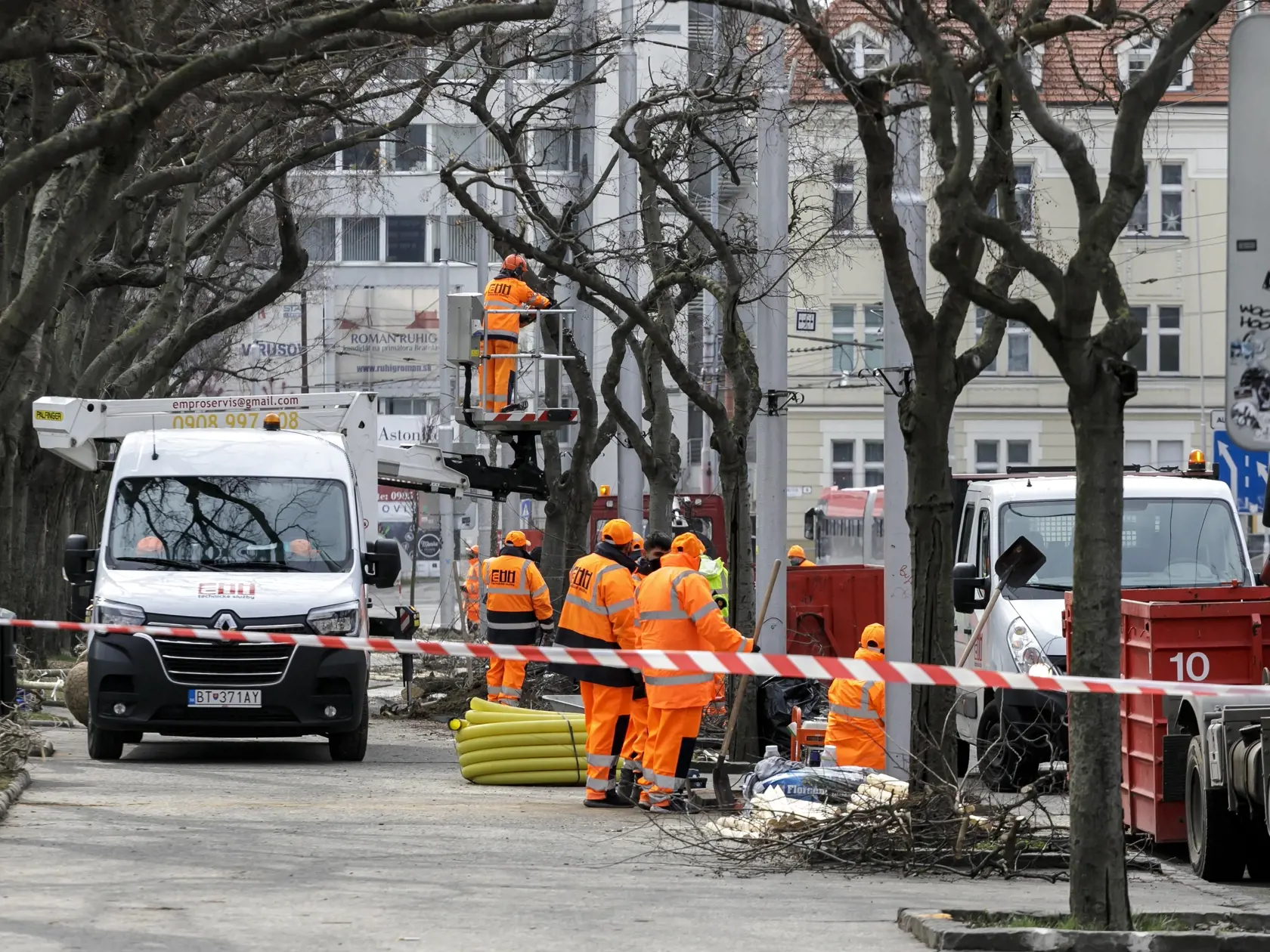 Na námestí pred Hlavnou stanicou v Bratislave vymenili tucet stromov