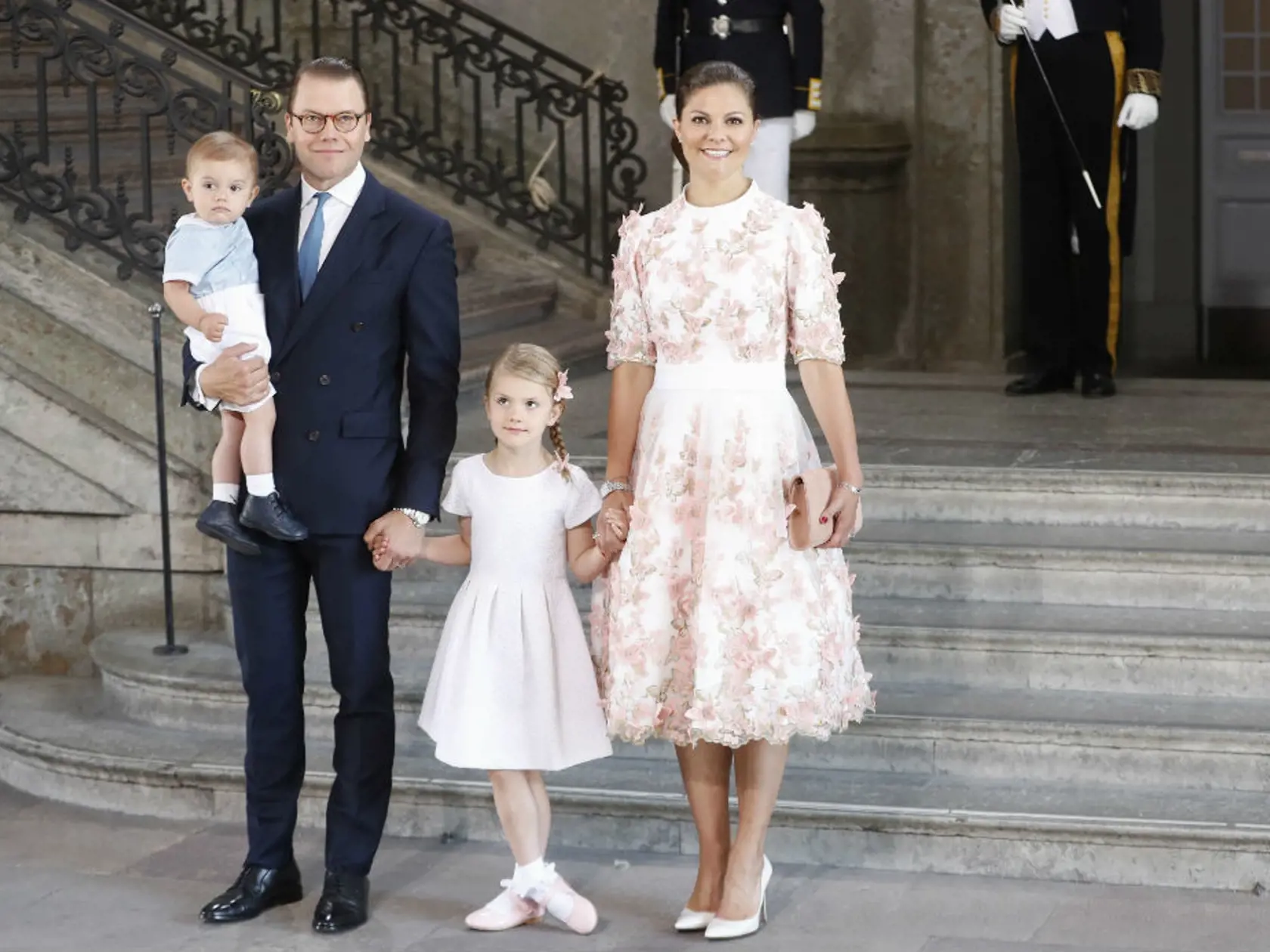 Elegantná švédska princezná Viktória s rodinou (malý Oskar, princ Daniel a princeznička Estelle)

