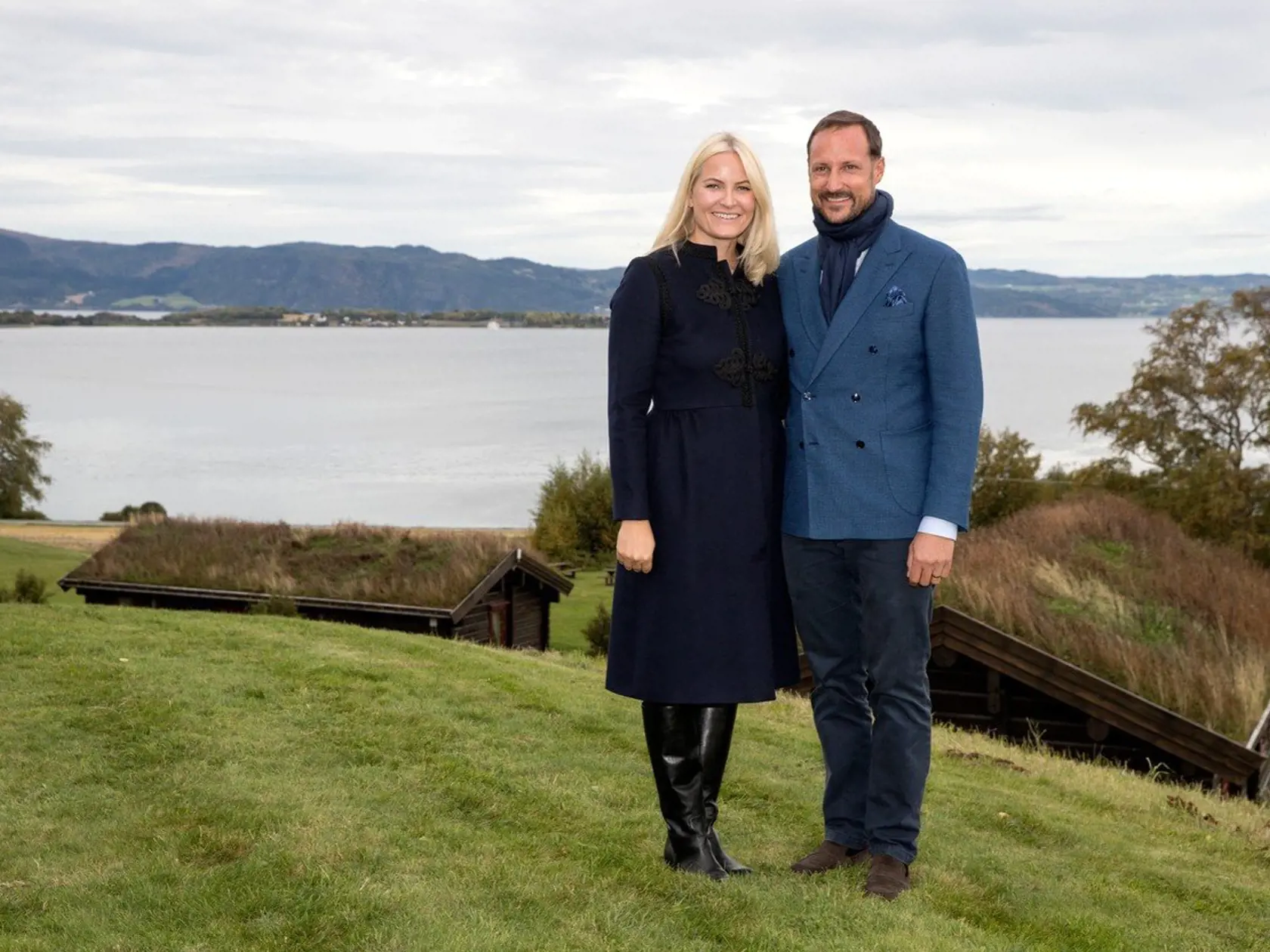 Crown Prince Haakon and Crown Princess Mette-Marit visit the county of Nord-Trondelag on their annual journey to the districts. On the third and last day, did they visit Frosta north of Trondheim. First, they visited the Tautra Maria monastery, where they saw and smelled on their own-made soap. Then the trip went to "Viken Gartneri" where the Crown Prince Cuple got to try working in the salad packing factory. The last stop was "Valberg family farm" where a lot of people had met to meet the royal