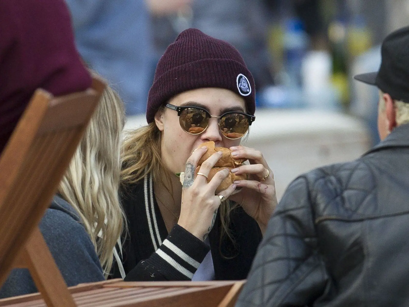 139001, EXCLUSIVE: CARA DE-VOURING! Supermodel Cara Delevingne munches on a juicy burger at the Hyde Park British Summer Time Festival. Cara was joined by her sisters Chloe and Poppy Delevingne as she looked less than her glamorous self eating in the park during the festival. London, United Kingdom - Sunday June 21, 2015. UK, MAIL ONLINE, FRANCE, GERMANY, SCANDINAVIA, & HOLLAND OUT, Image: 250645413, License: Rights-managed, Restrictions: RESTRICTIONS APPLY, Model Release: no, Credit line: Profi