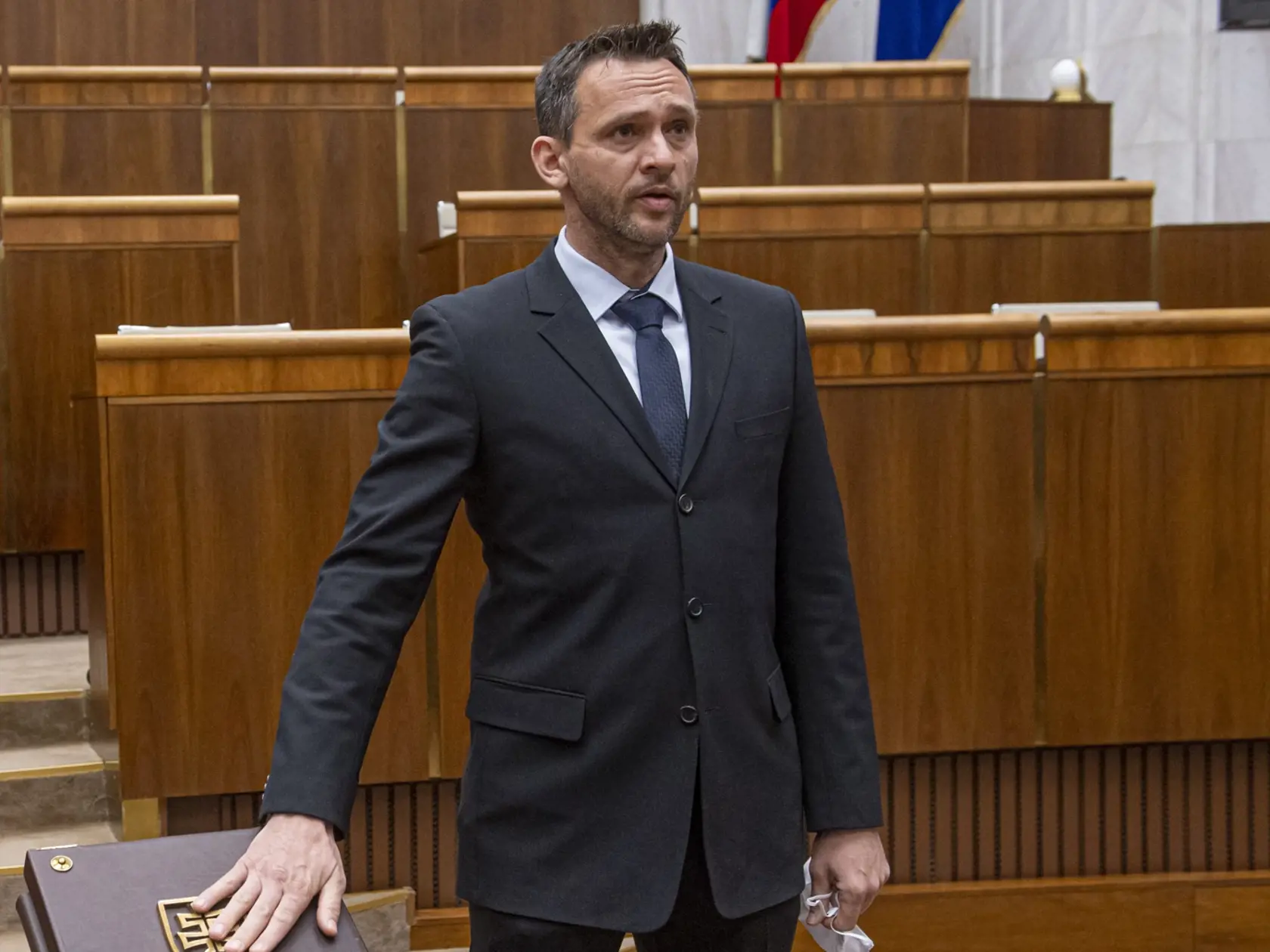 Rovnako z OĽANO prestupuje do poslaneckého klubu Sme rodina aj Ján Krošlák.