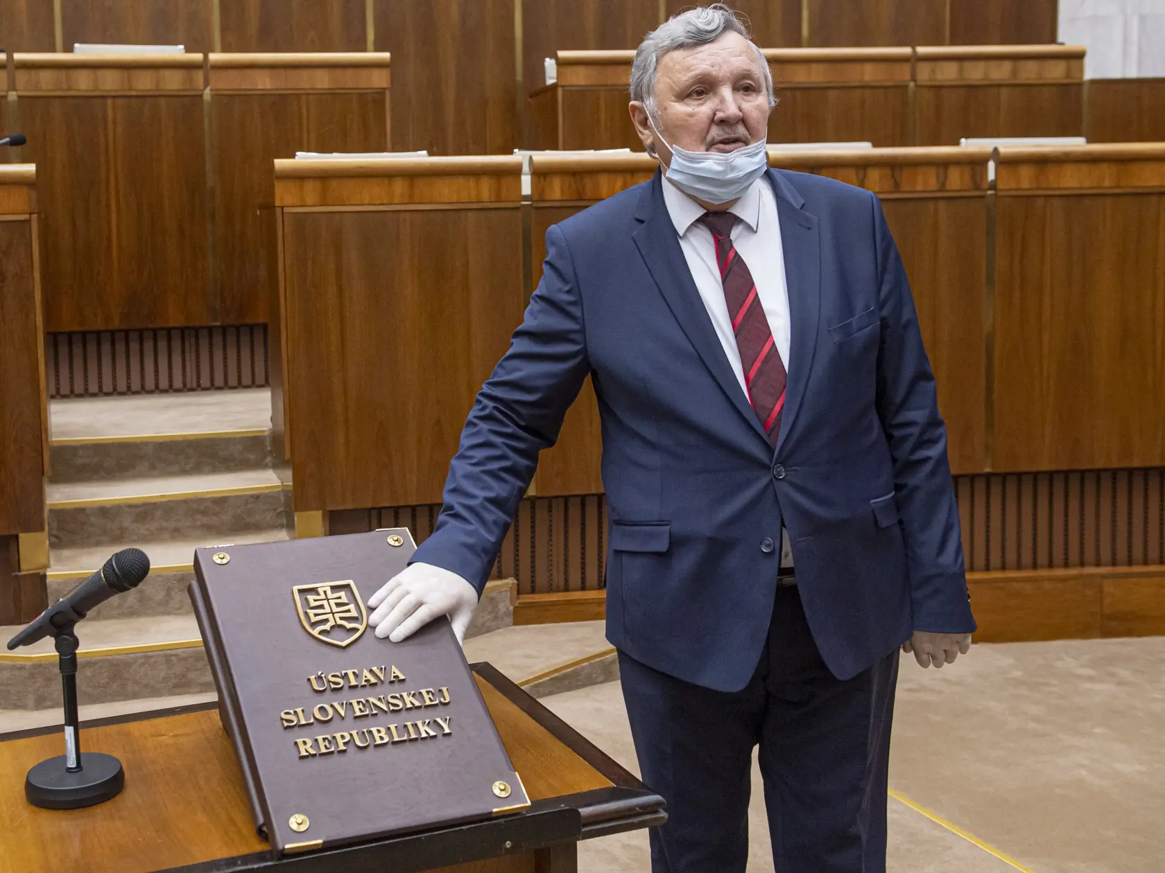 Trojicu dopĺňa bývalý člen ĽSNS Jozef Šimko.
