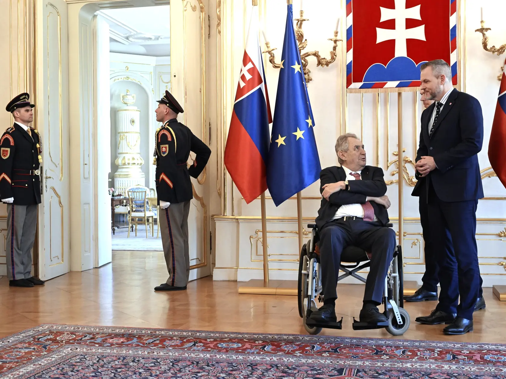 Na snímke sprava prezident SR Peter Pellegrini a bývalý prezident Českej republiky Miloš Zeman diskutujú počas prijatia v Prezidentskom paláci v Bratislave v piatok 11. apríla 2025.