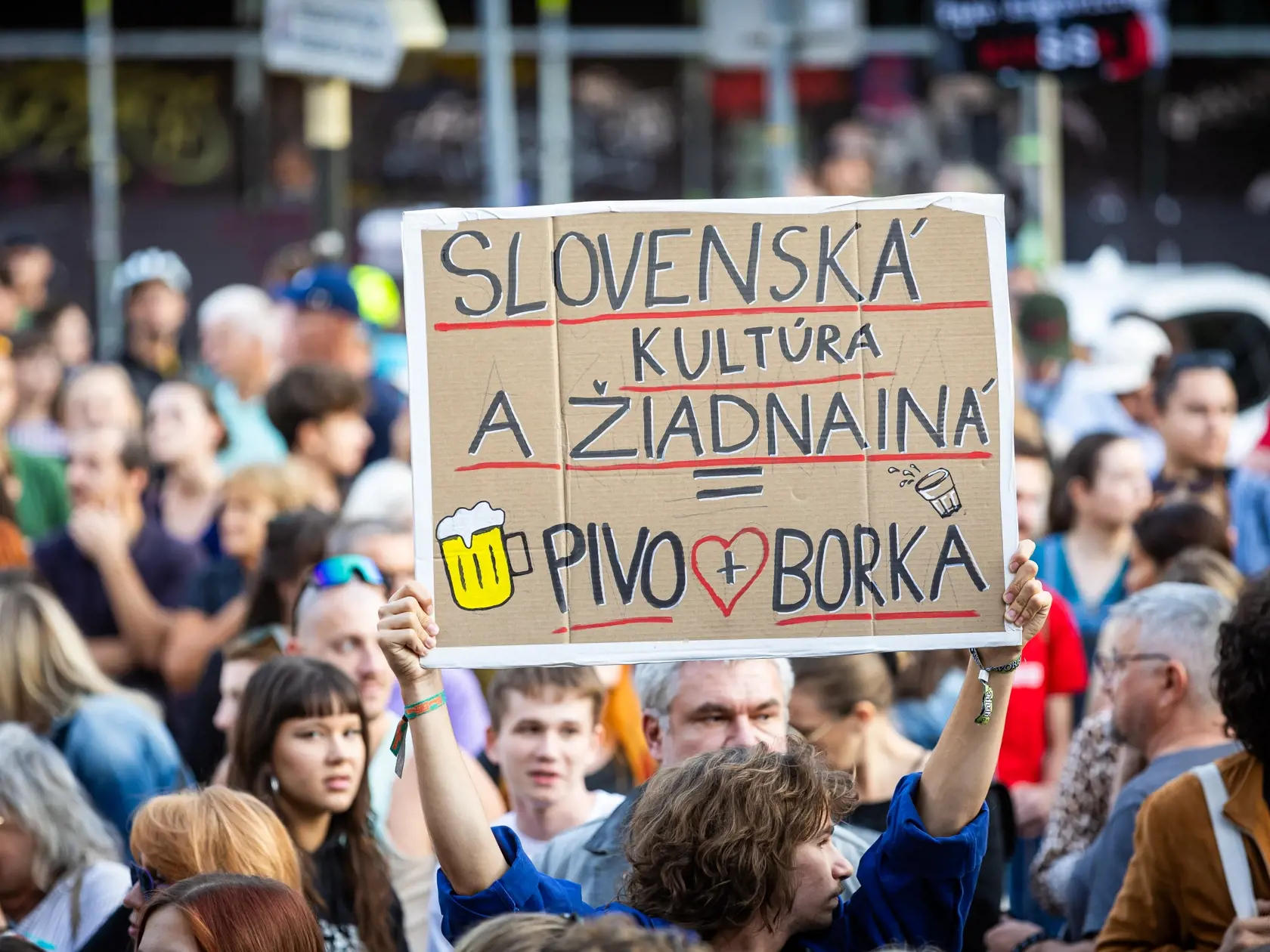 Ľudia prišli na protest na podporu kultúrneho štrajku s transparentmi od výmyslu sveta.