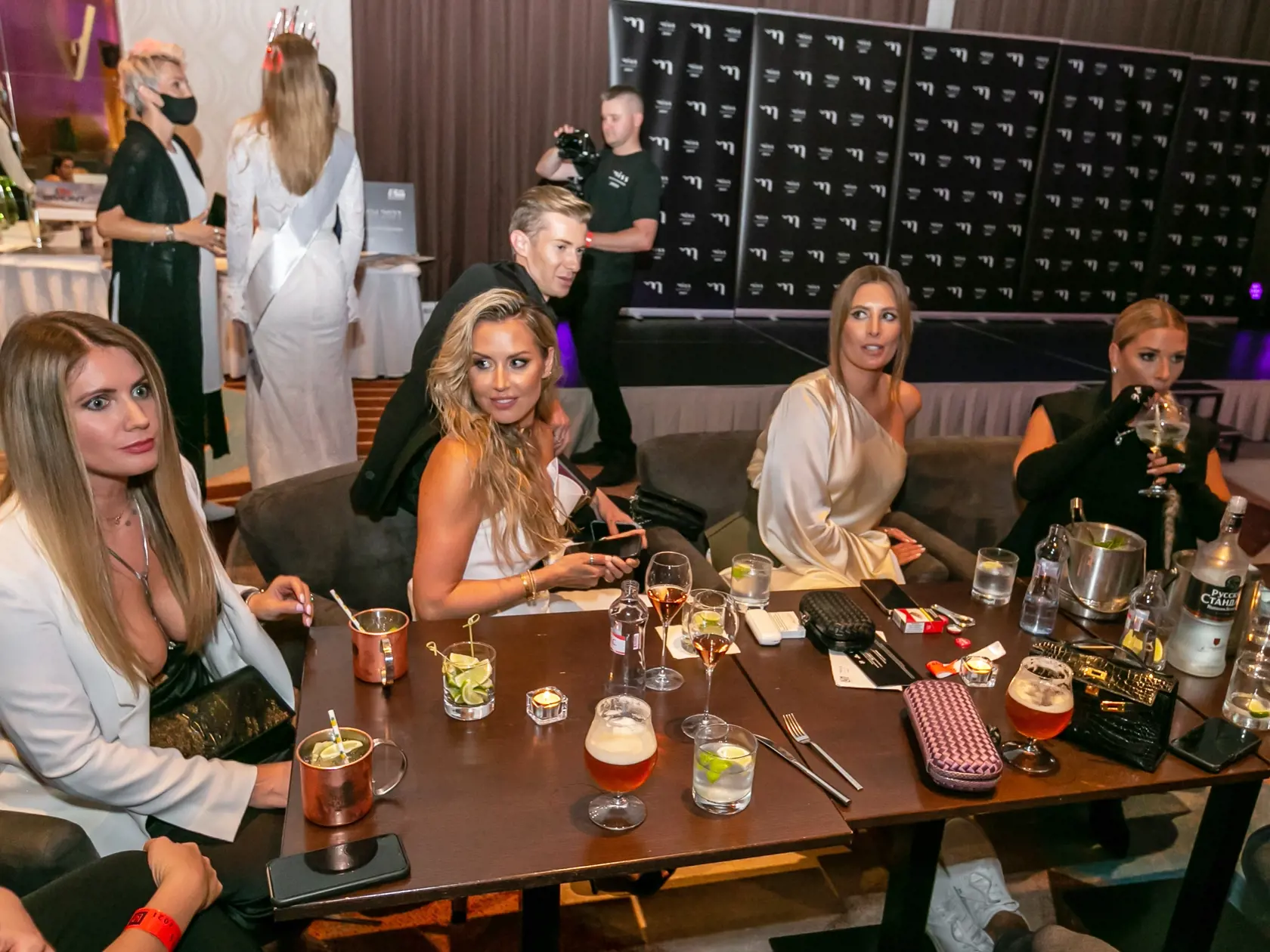 Na snímke je Eva Rezešová Džodlová, Natália Selveková, Barbora Franeková a Dominika Cibulková na párty v hoteli Hilton. 