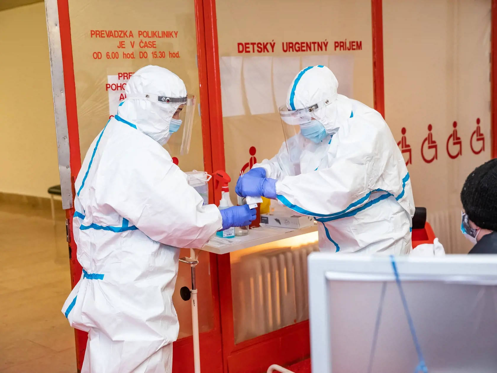 Bývalá tenistka Cibulková začala pomáhať pri testovaní v detskej nemocnici na Kramároch.