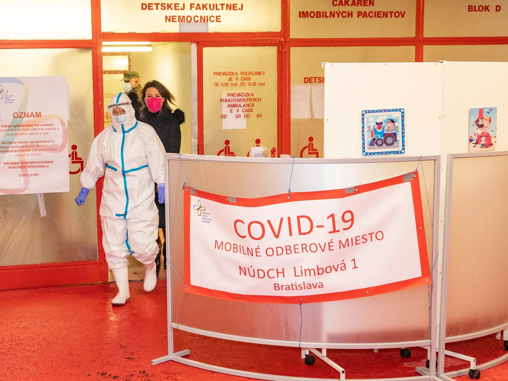 Bývalá tenistka Cibulková začala pomáhať pri testovaní v detskej nemocnici na Kramároch.