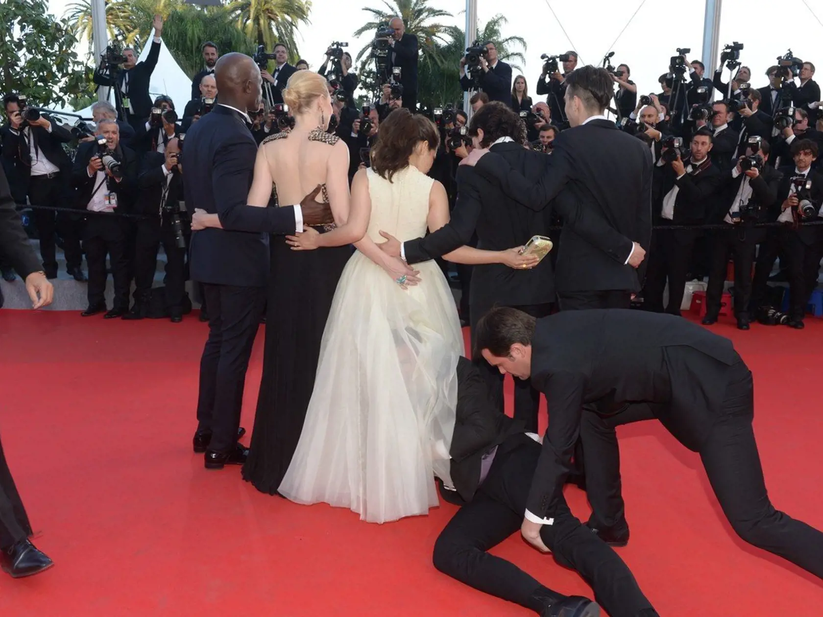 Un mystÃ©rieux inconnu se glisse sous la robe de America Ferrera lors de la montÃ©e des marches du film "Dragon 2" au 67Äme festival international du film de Cannes. Le 16 mai 2014 A mysterious man slips under dress America Ferrera at the red carpet of the movie "Dragon 2" at the 67th International Film Festival of Cannes. On may 16th 2014, Image: 193771582, License: Rights-managed, Restrictions: , Model Release: no, Credit line: Profimedia, Bestimages