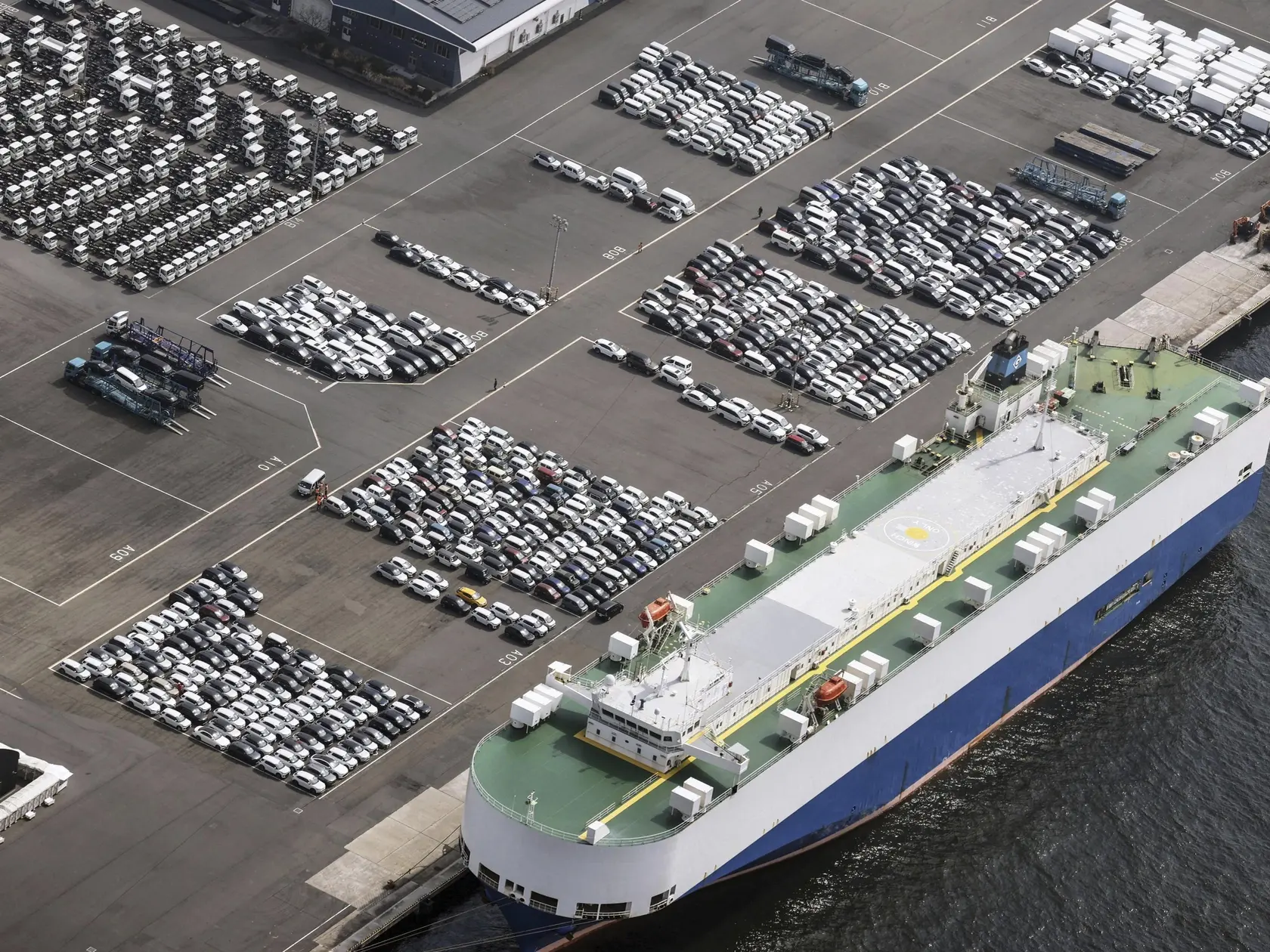 Na archívnej snímke z 27. marca 2025 vozidlá smerujúce do zahraničia parkujú v logistickom centre v Kawasaki pri Tokiu. Japonsko vo štvrtok 3. apríla 2025 uviedlo, že globálne clá, ktoré v stredu oznámil americký prezident Donald Trump, môžu byť v rozpore s pravidlami Svetovej obchodnej organizácie (WTO) a bilaterálnou obchodnou zmluvou.