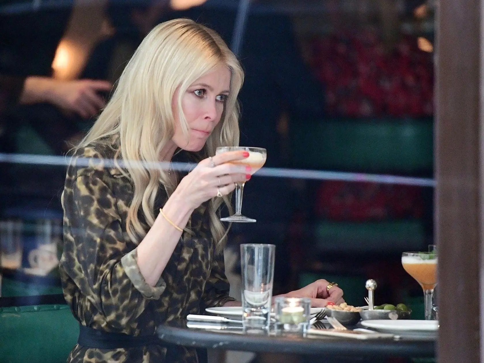 BGUK_1223278 - ** RIGHTS: WORLDWIDE EXCEPT IN ITALY ** London, UNITED KINGDOM  - *EXCLUSIVE*  - WEB MUST CALL FOR PRICING-  German supermodel Claudia Schiffer is spotted having a quick bite with a friend . The statuesque model was seen having an animated conversation with friend while also munching on some Zucchini fries and sipping on some passion fruit Martini's as they sat in the window of trendy Cecconi's restaurant in Mayfair.    Pictured: Claudia Schiffer        *UK Clients - Pictures Cont