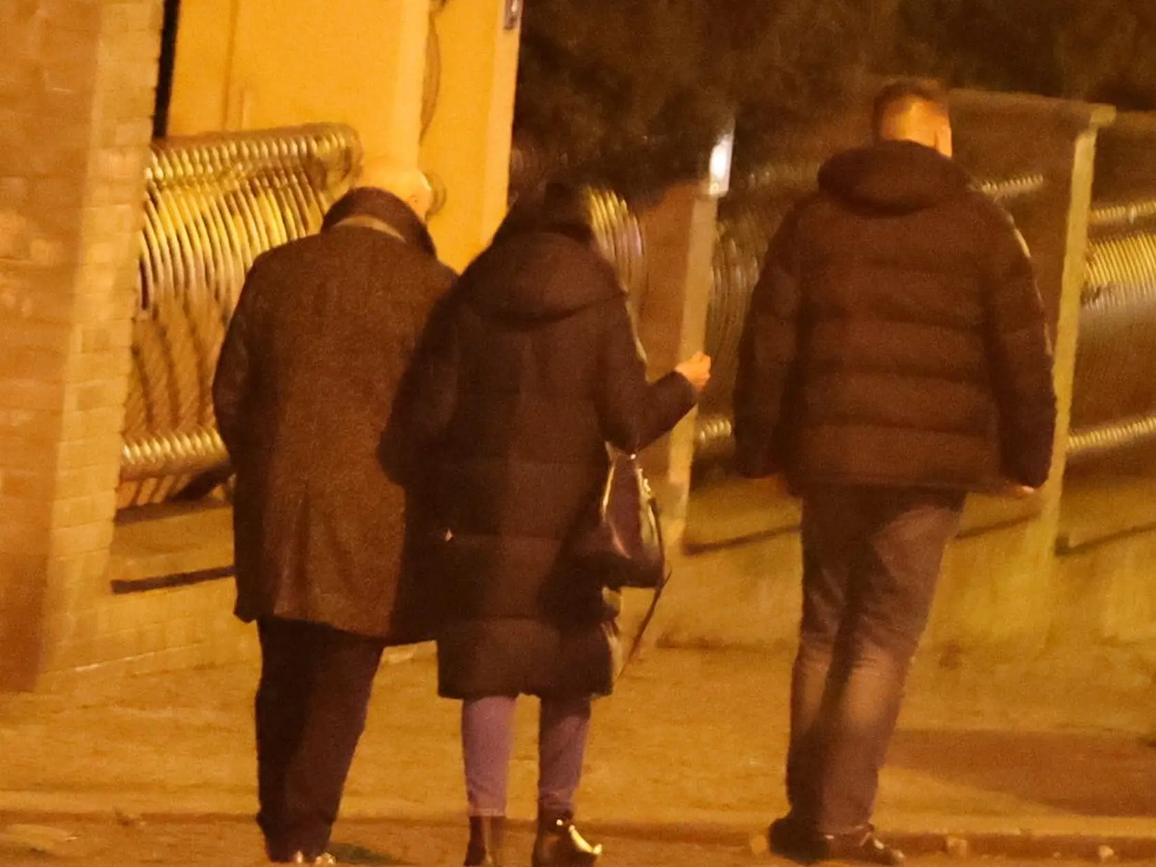 Zúfalí rodičia Dagmar Patrasová a Felix Slováček odchádzajú z bytu svojej Aničky.