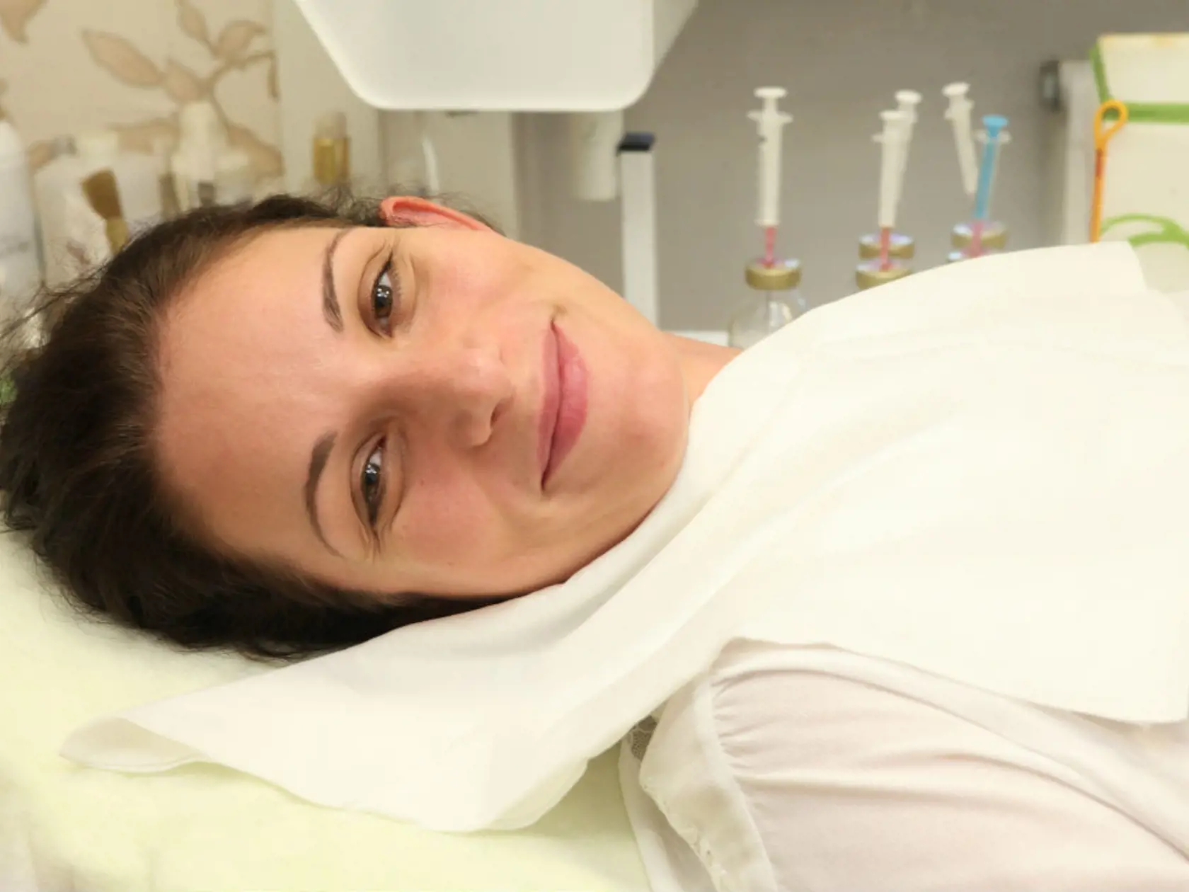 Zuzana s úsmevom ešte aj pri kozmetickom zákroku, aj keď tetovanie viečka nie je úplne príjemná záležitosť (2012).
