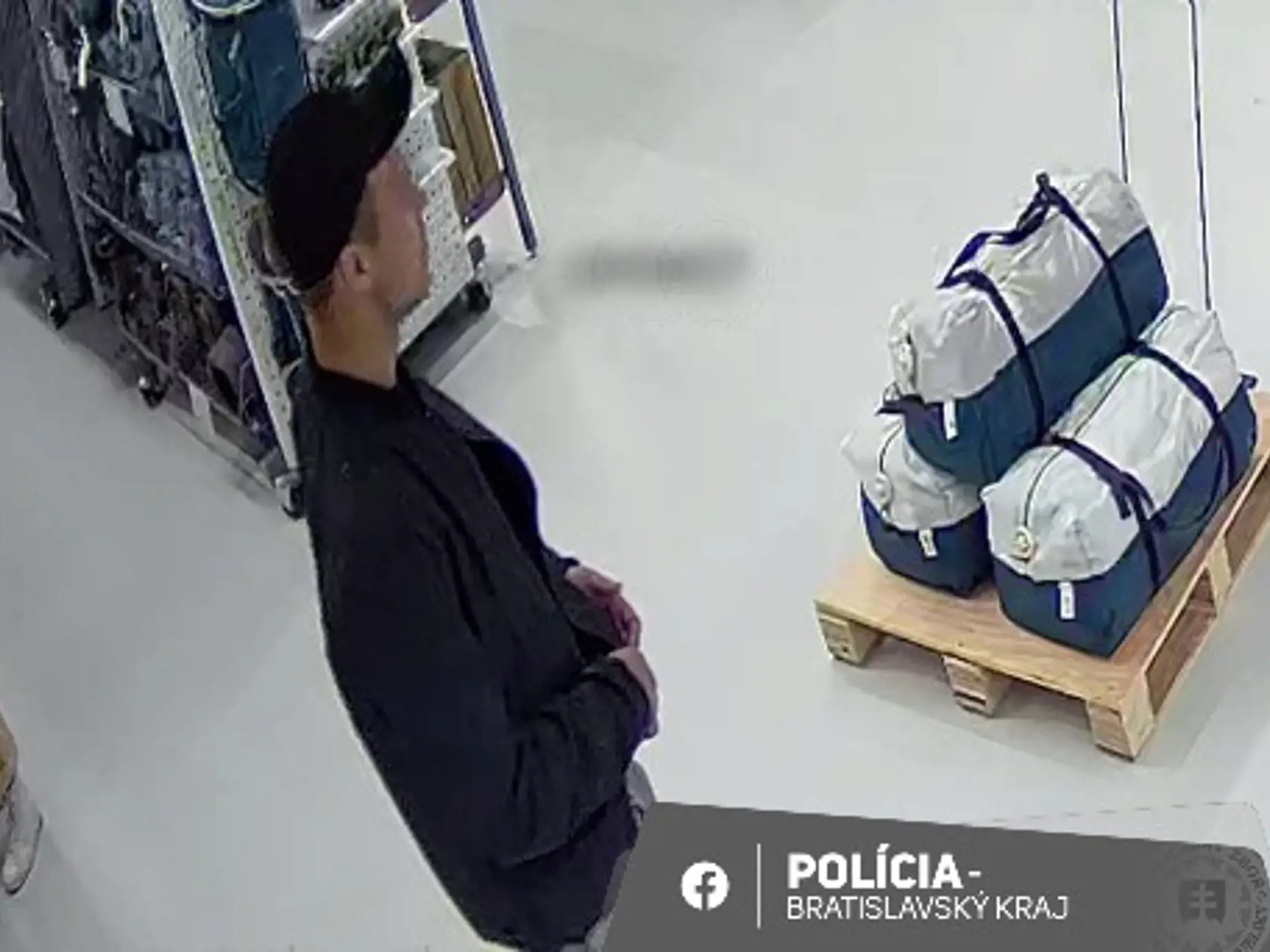 Polícia vyzvala občanov, ktorí disponujú informáciami o totožnosti osôb, ktorých fotografie zverejnila na sociálnej sieti, aby ju kontaktovali. Môžu tak urobiť na bezplatnom čísle polície 158, osobne na ktoromkoľvek policajnom oddelení, prípadne formou súkromnej správy na profile polície na sociálnej sieti.