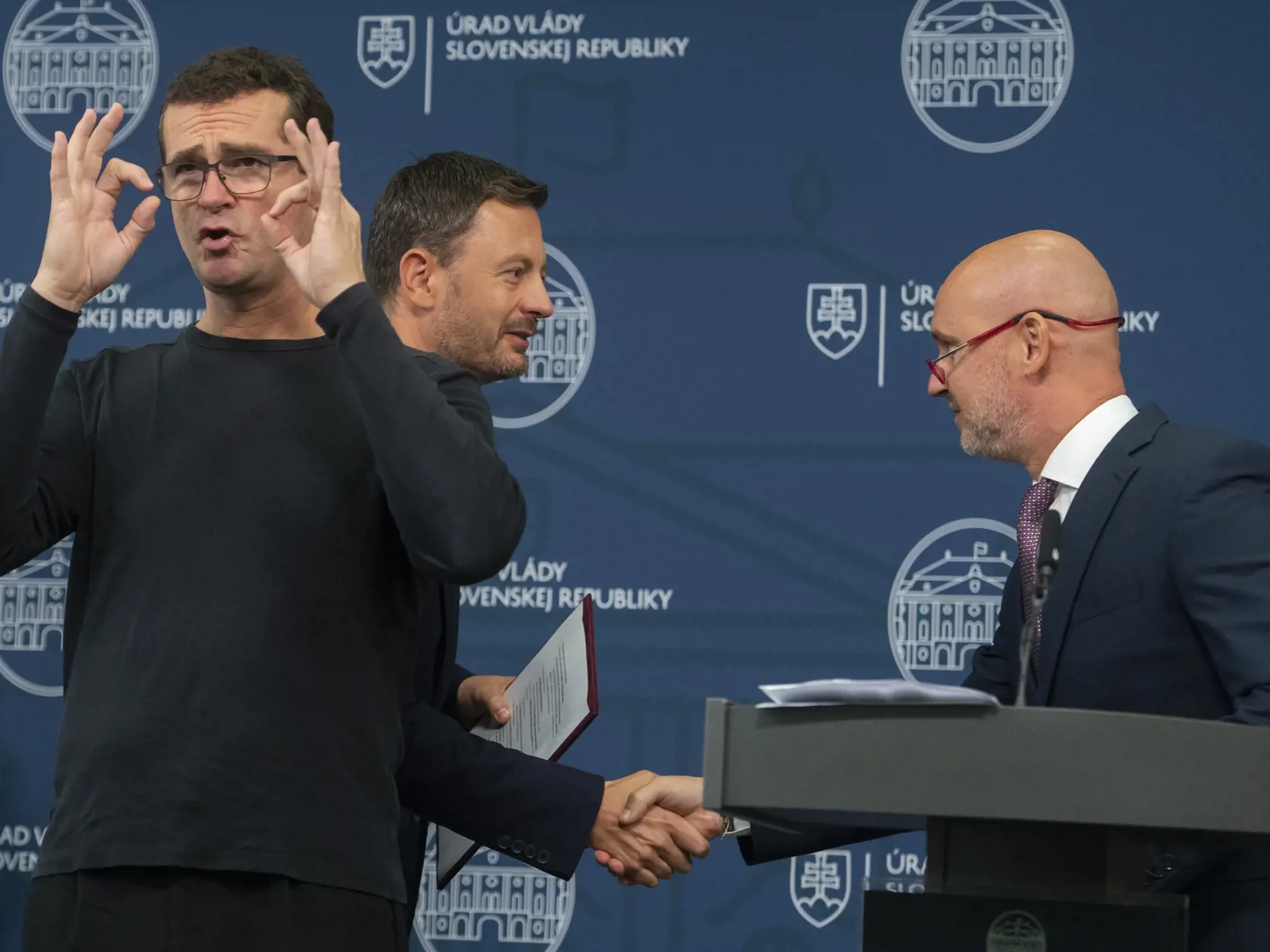 Eduard Heger problém zatiaľ stále nevyriešil, prvý minister jeho vlády už podal demisiu.