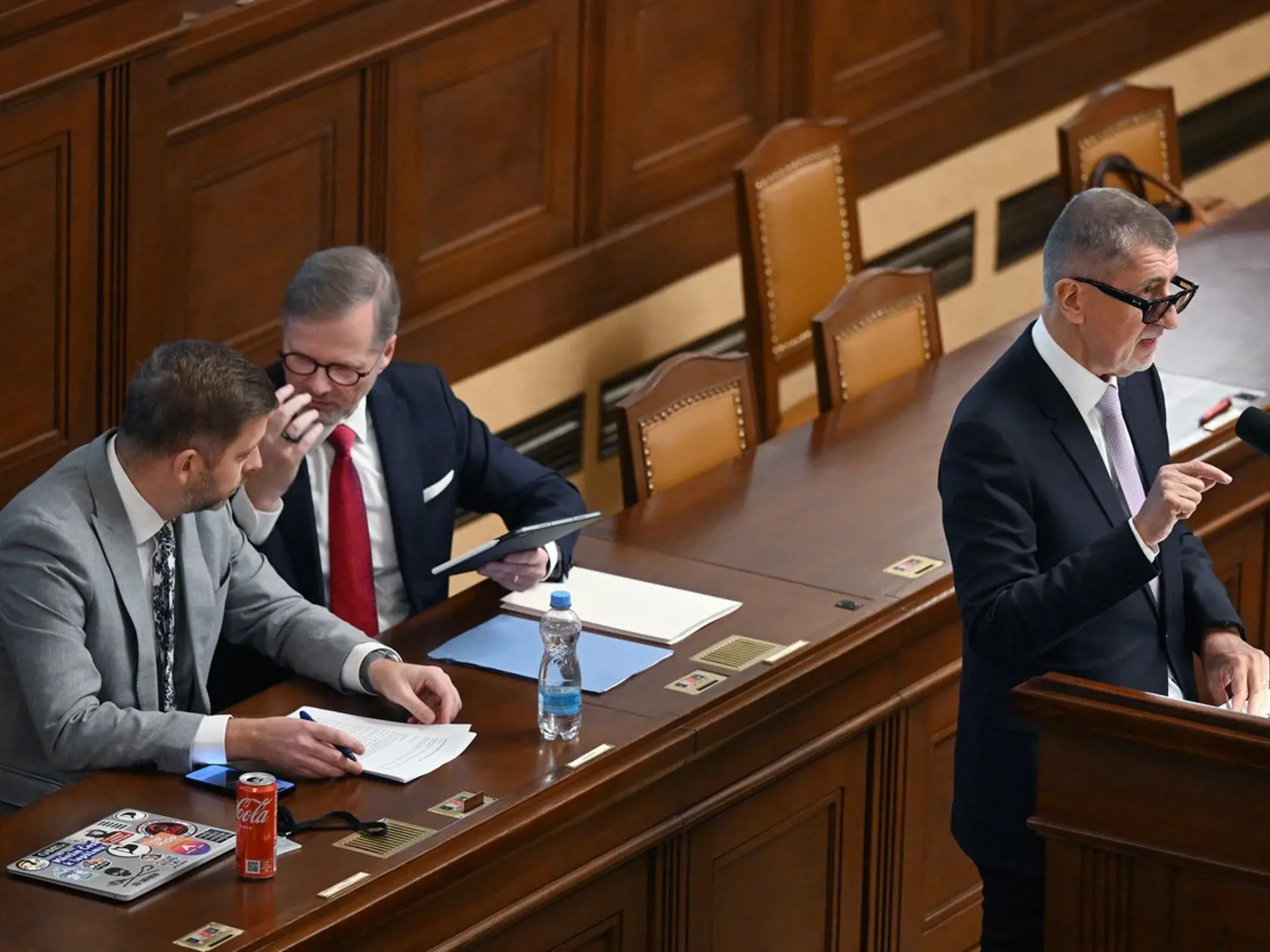 Vláda Petra Fialu prežila 31-hodinové hlasovanie o vyslovení nedôvery, ktoré iniciovalo Babišovo ANO.