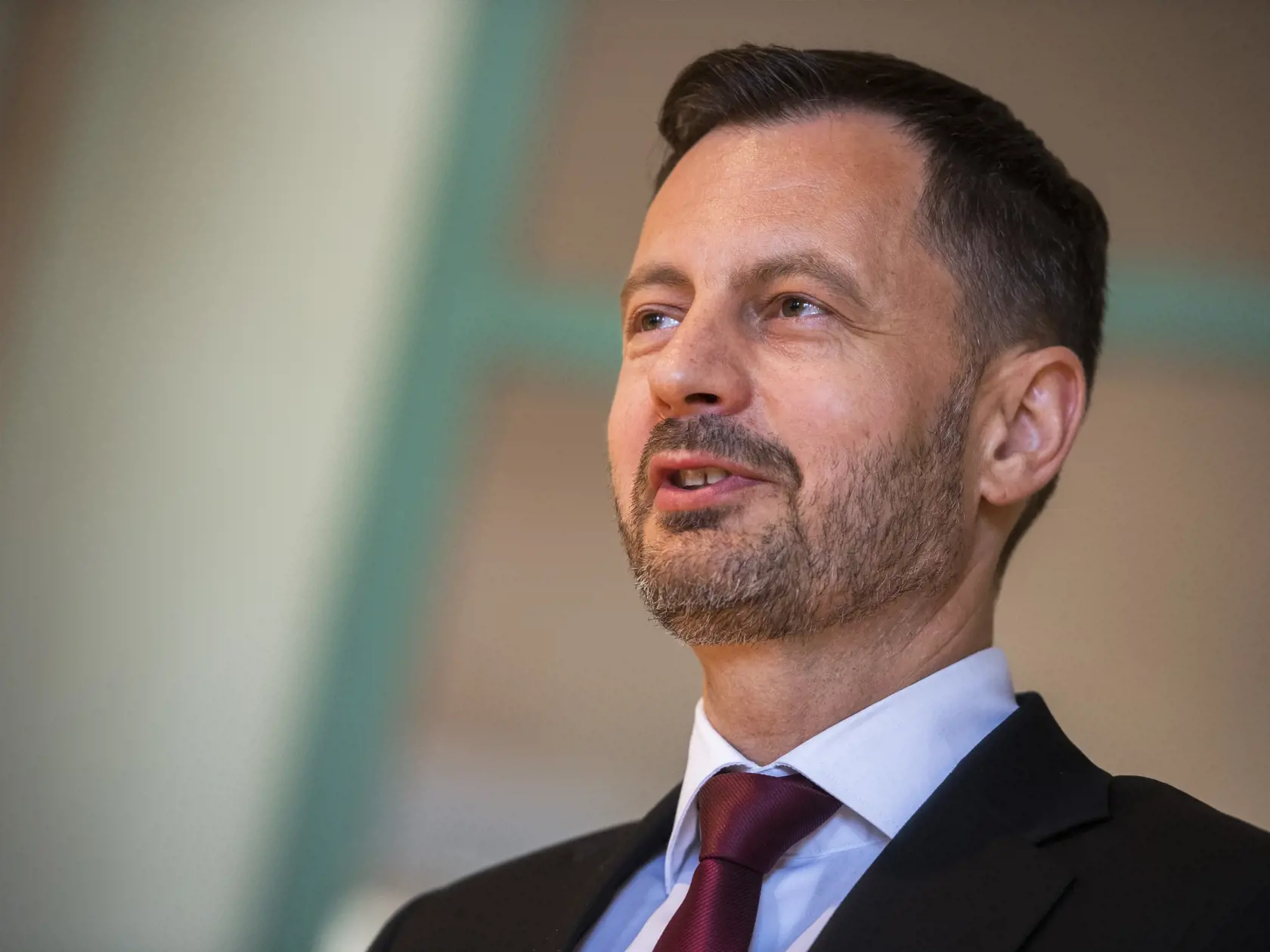 "Odmietam nechať ľudí napospas extrémnym cenám energií a inflácii, ako nakoniec hovorí aj prezidentka. Strane SaS sme preto predložili návrhy na zásadnú pomoc ľuďom s tým, že keď ju podporia, Igor Matovič z vlády odíde. Z reakcie strany SaS som sklamaný. Akoby im ani nešlo o ľudí a osud Slovenska, ale len hľadanie si zámienky na útek pred zodpovednosťou," skonštatoval Heger.