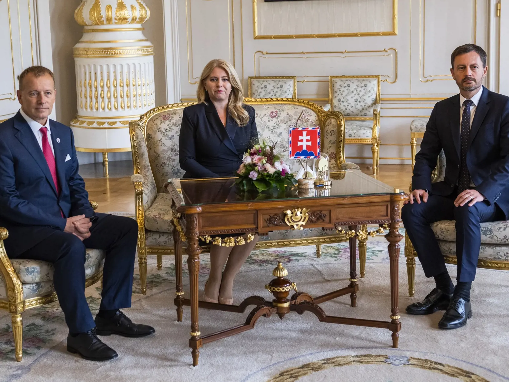 Heger si to po rokovaní vlády namieril k prezidentke Zuzane Čaputovej "na koberček" spoločne s predsedom parlamentu Borisom Kollárom.