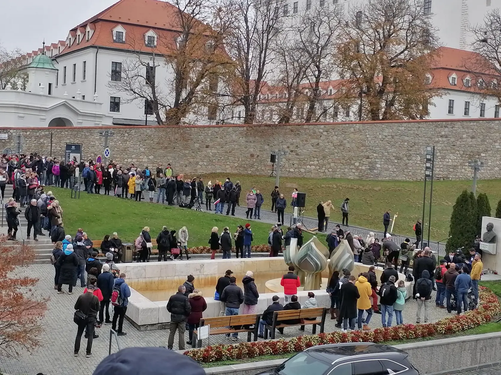 Protest pre parlamentom.