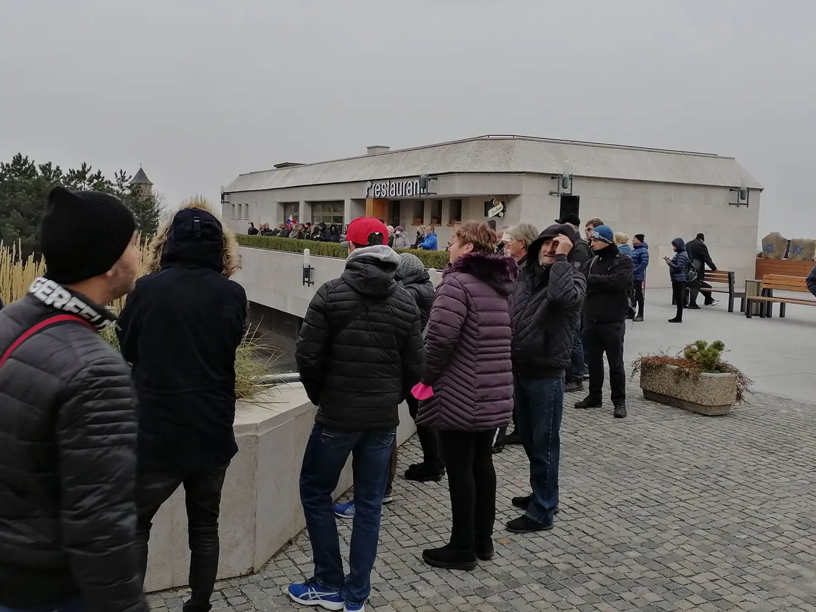 Protest pre parlamentom.