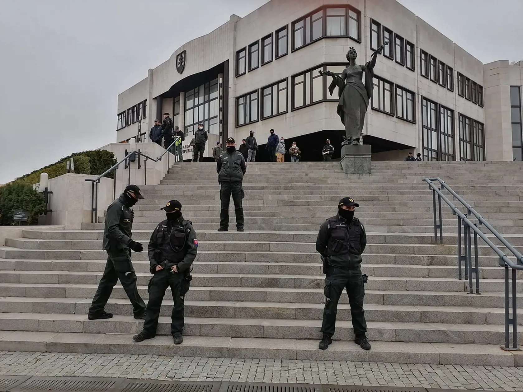 Protest pre parlamentom.