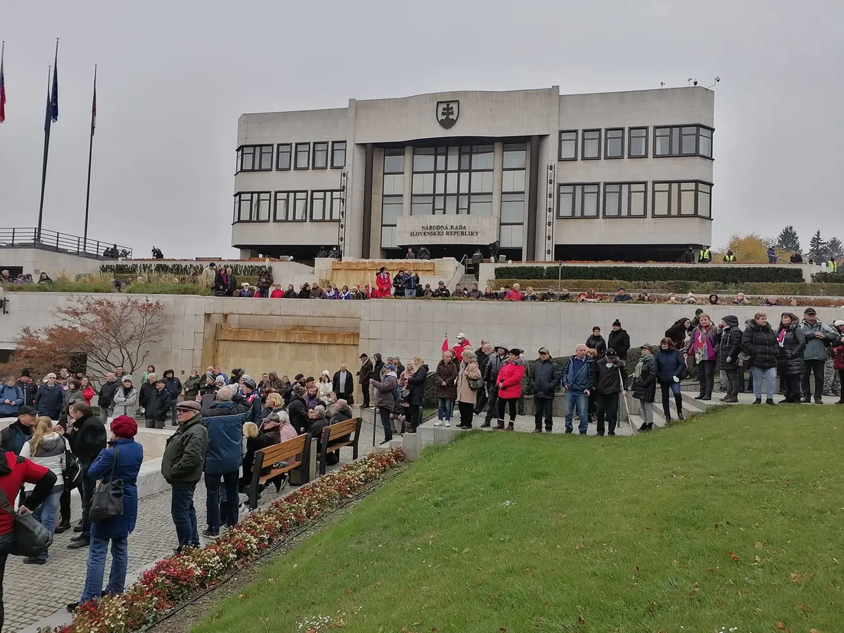 Protest pre parlamentom.
