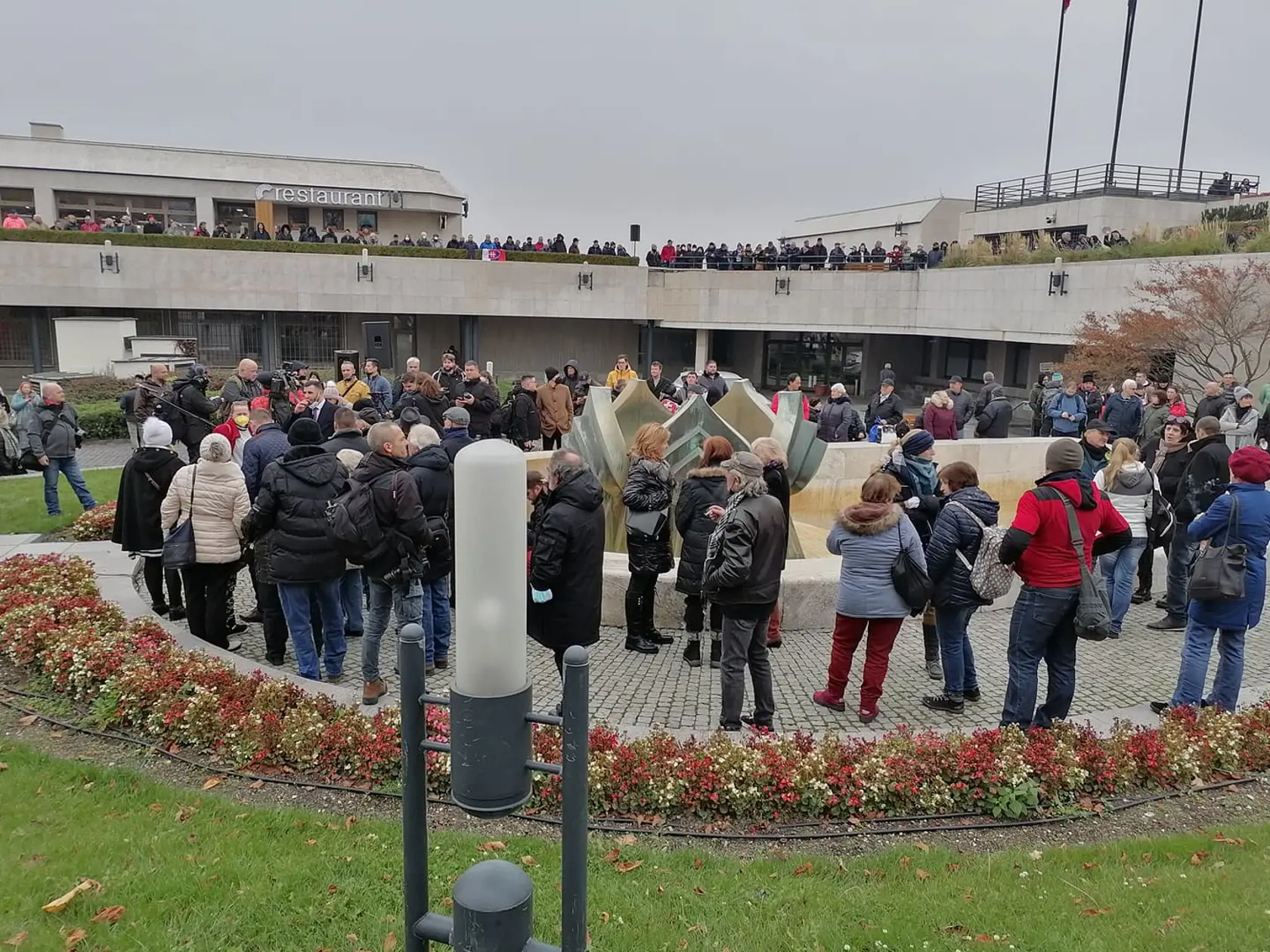 Protest pre parlamentom.