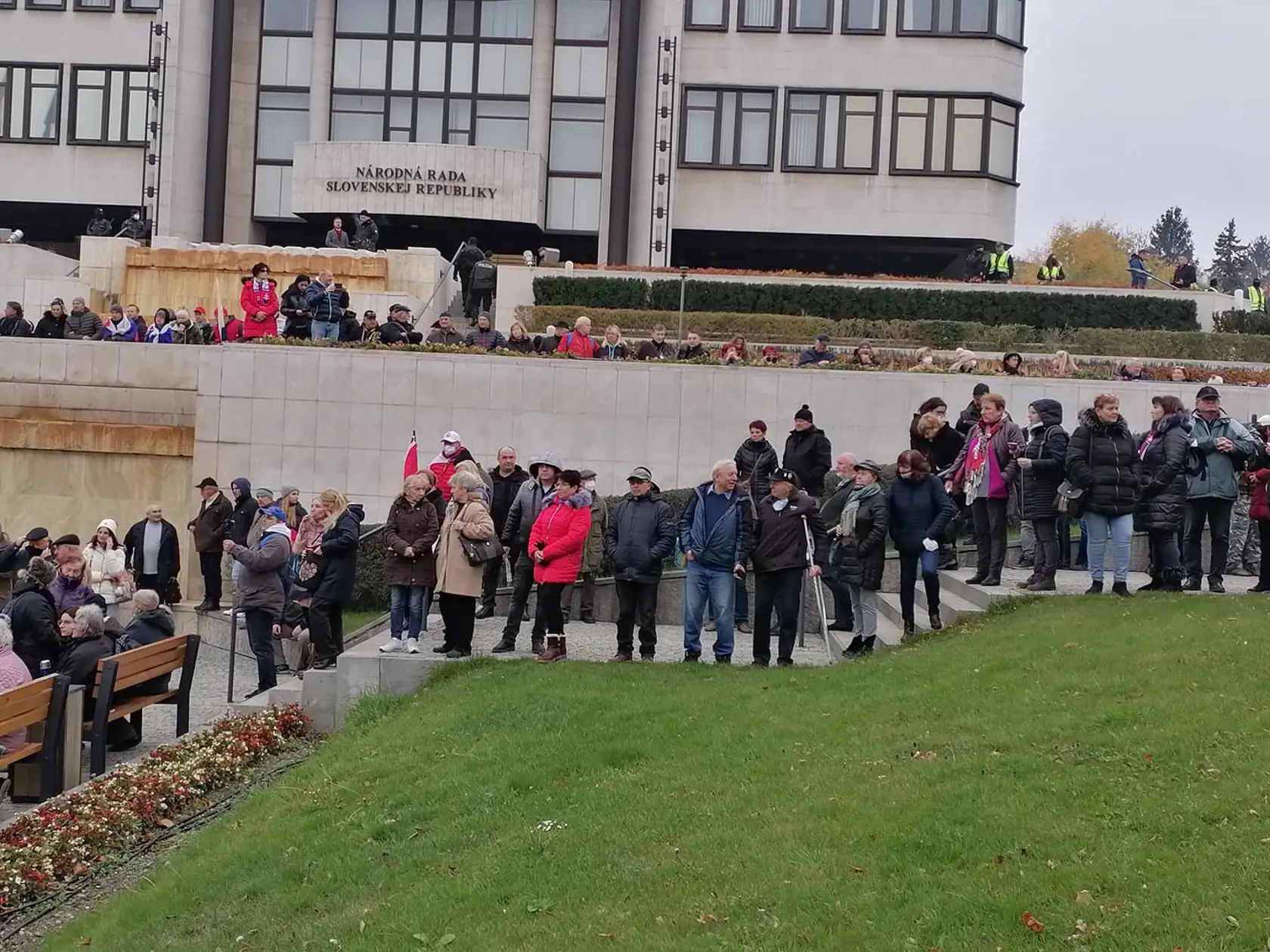 Protest pre parlamentom.