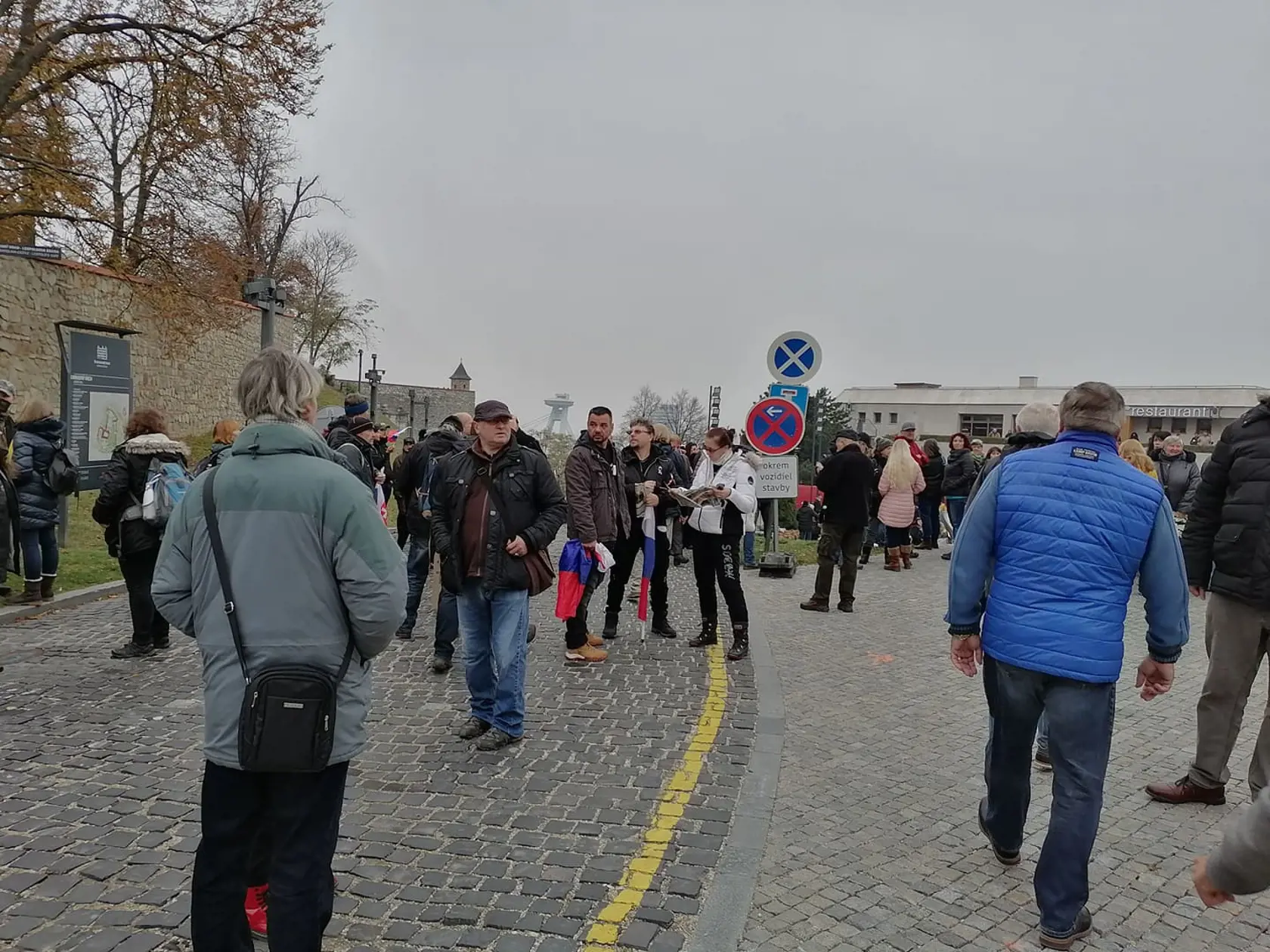 Protest pre parlamentom.