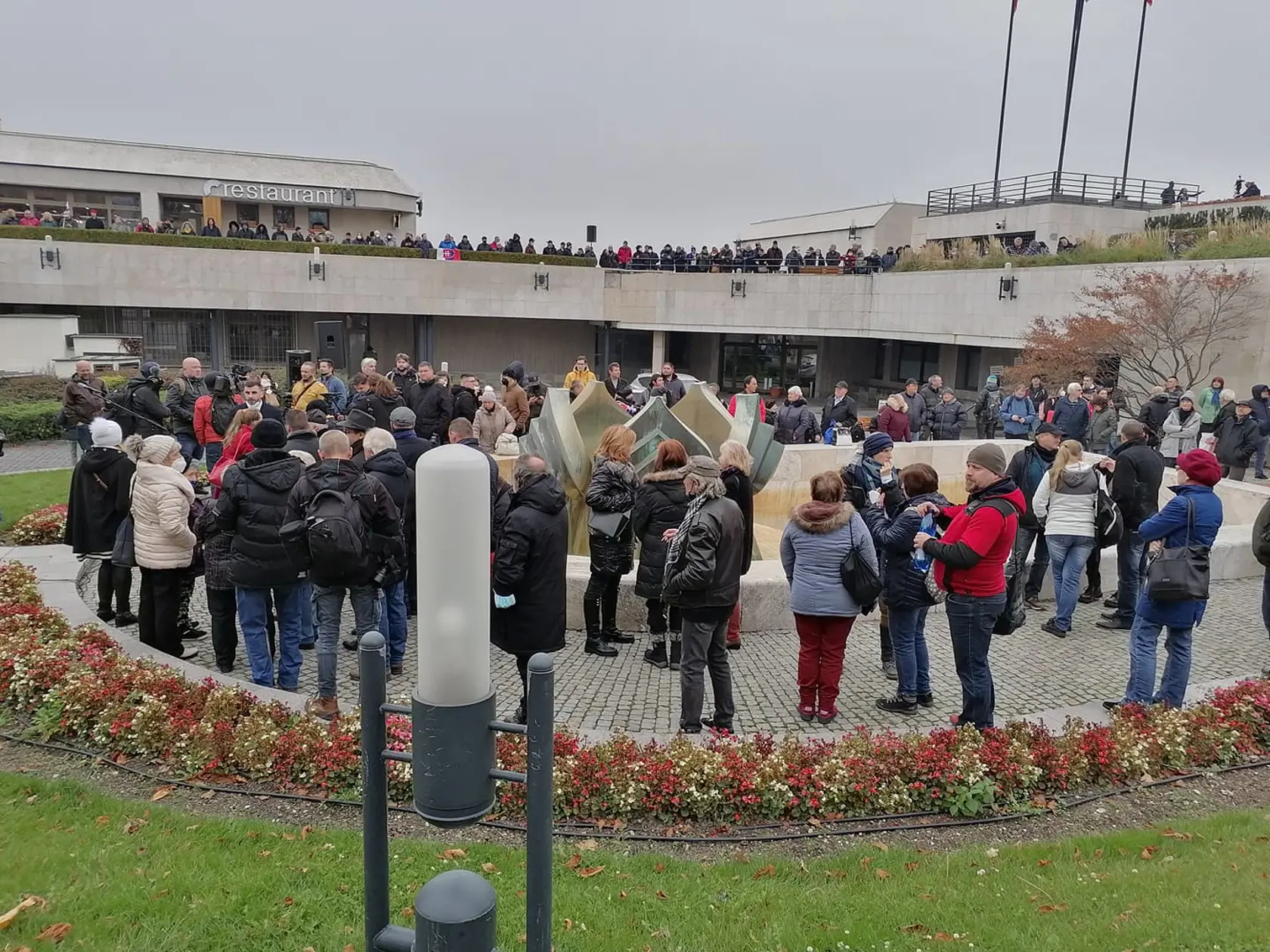 Protest pre parlamentom.