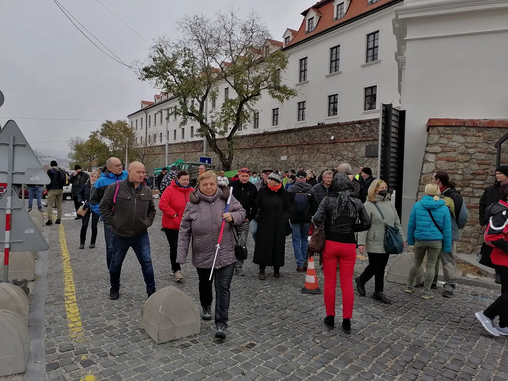 Protest pre parlamentom.
