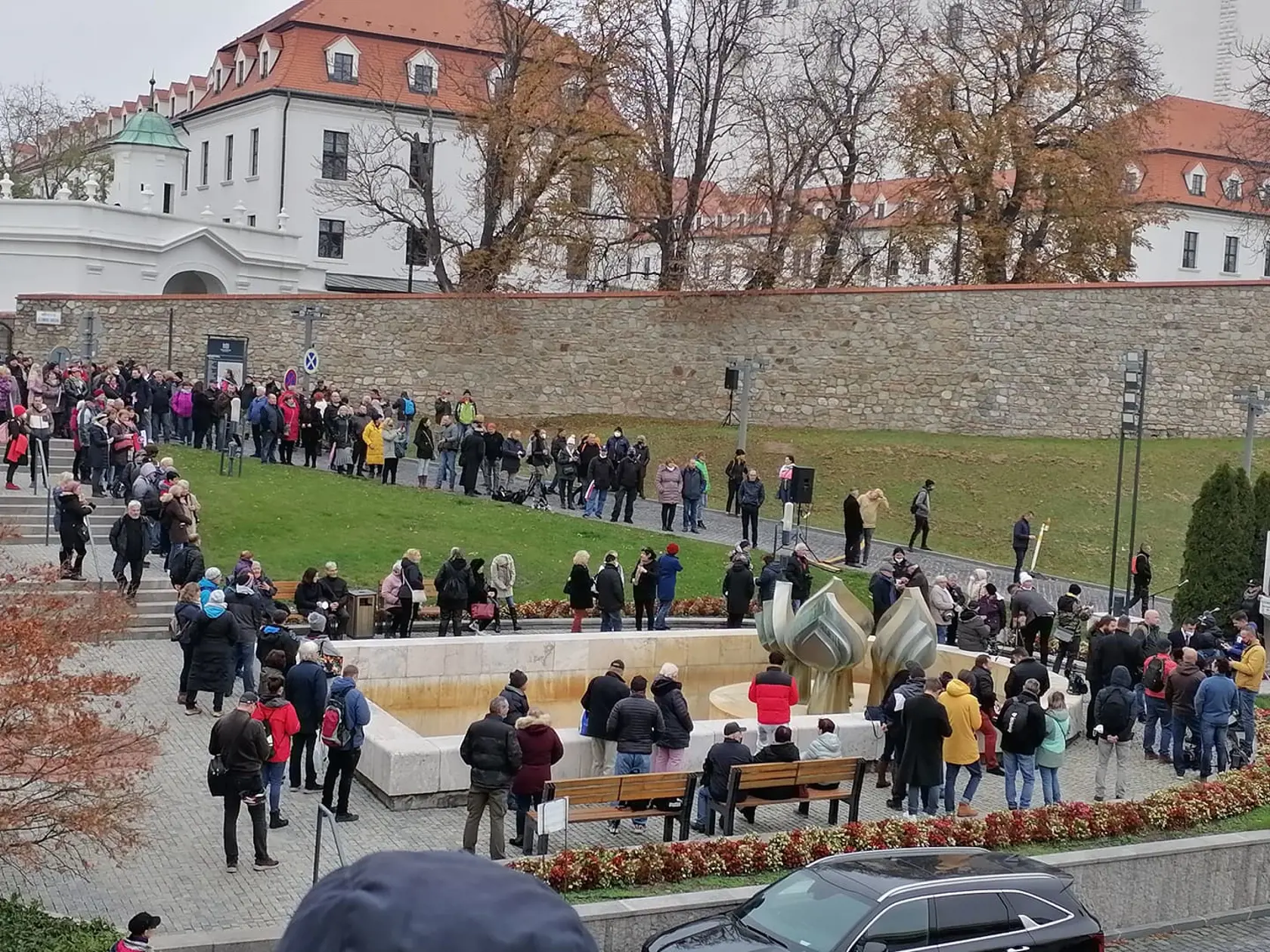 Protest pre parlamentom.