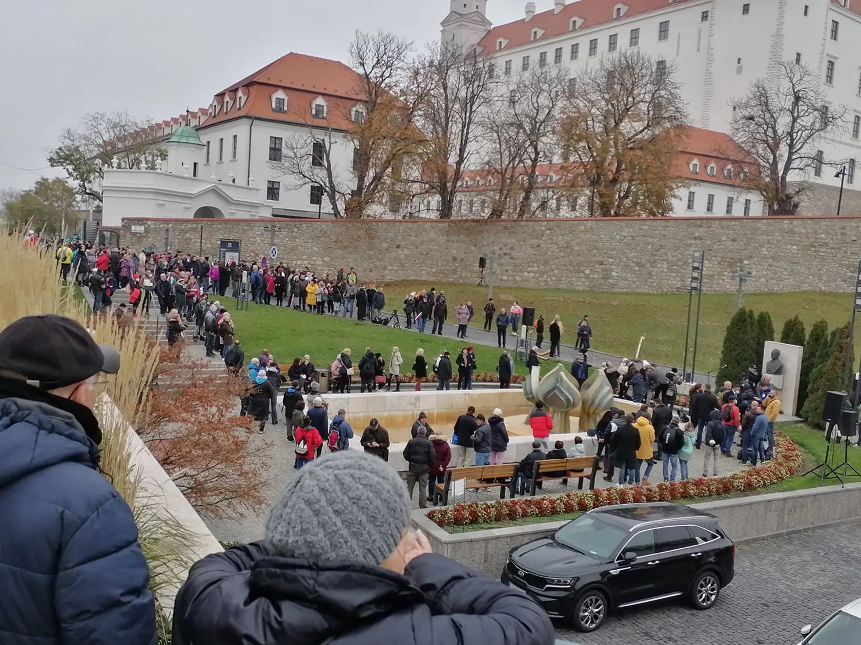 Protest pre parlamentom.