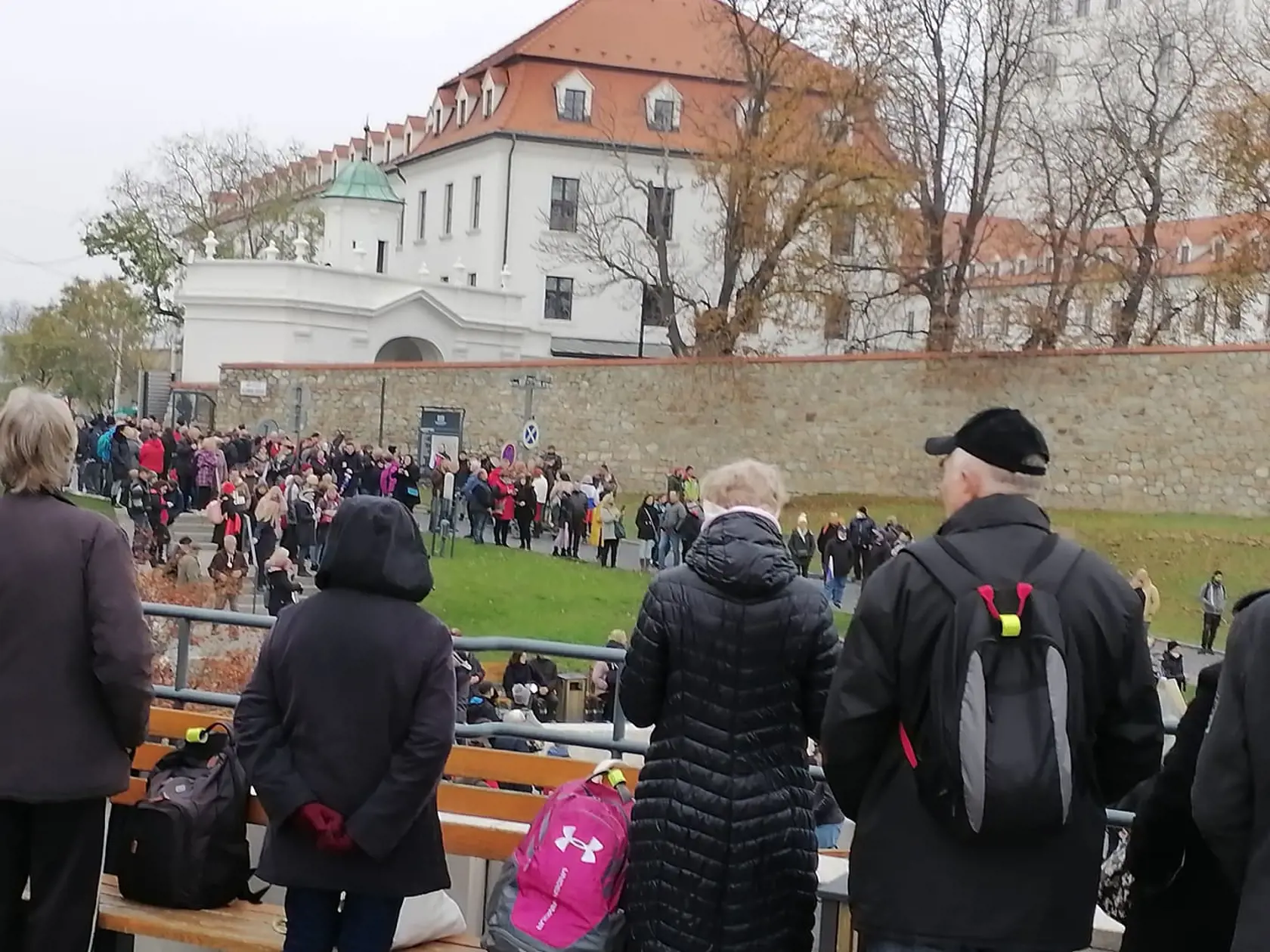 Protest pre parlamentom.