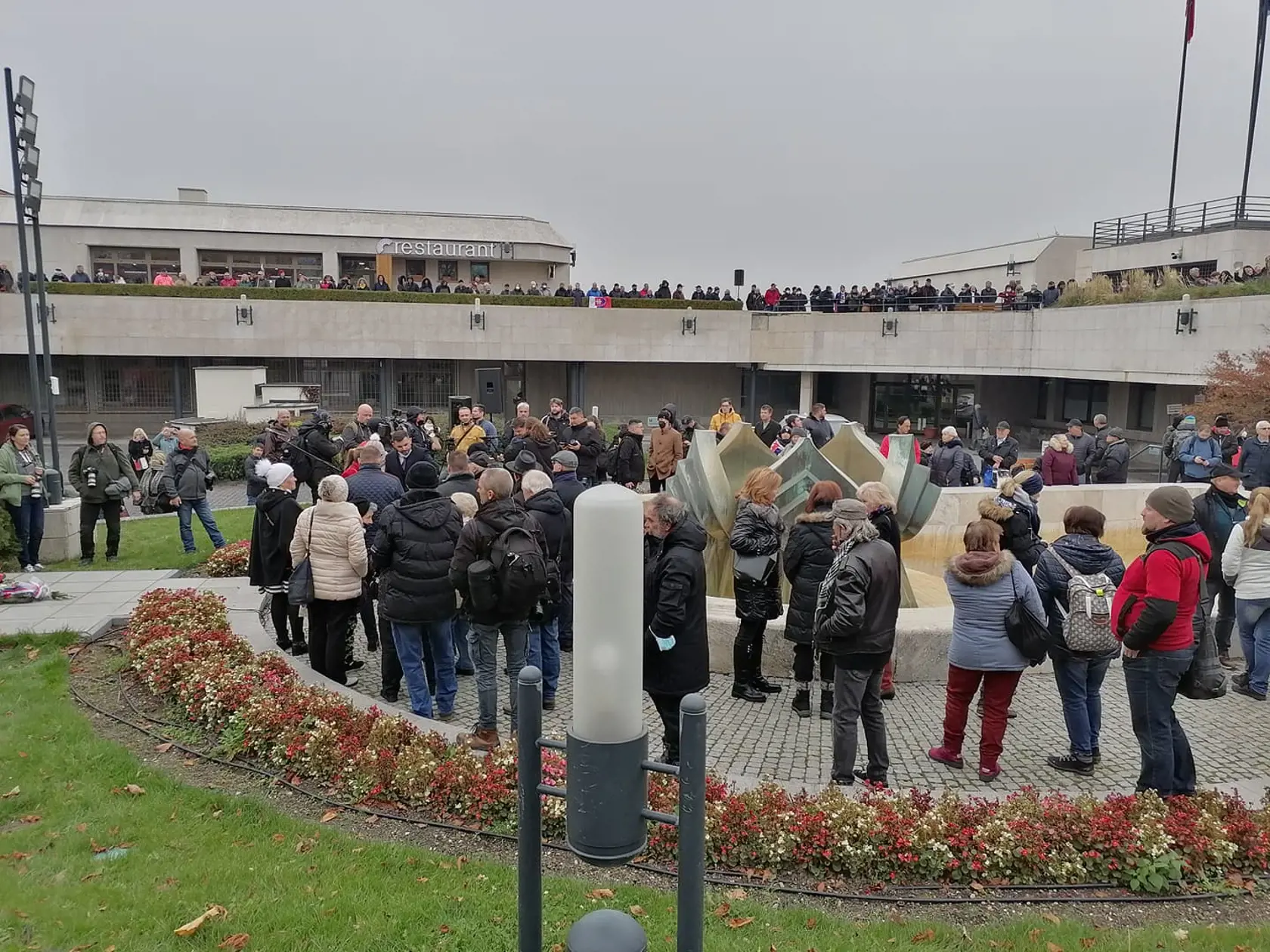 Protest pre parlamentom.