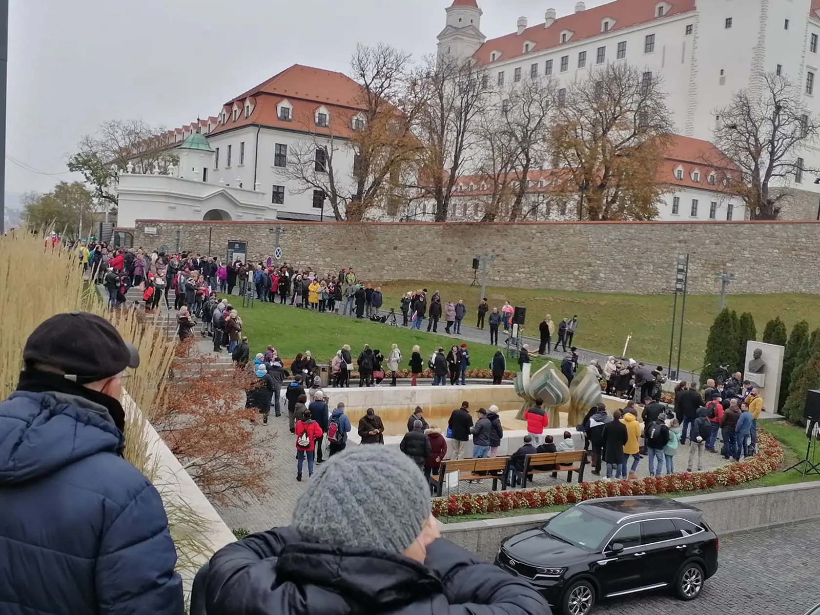 Protest pre parlamentom.