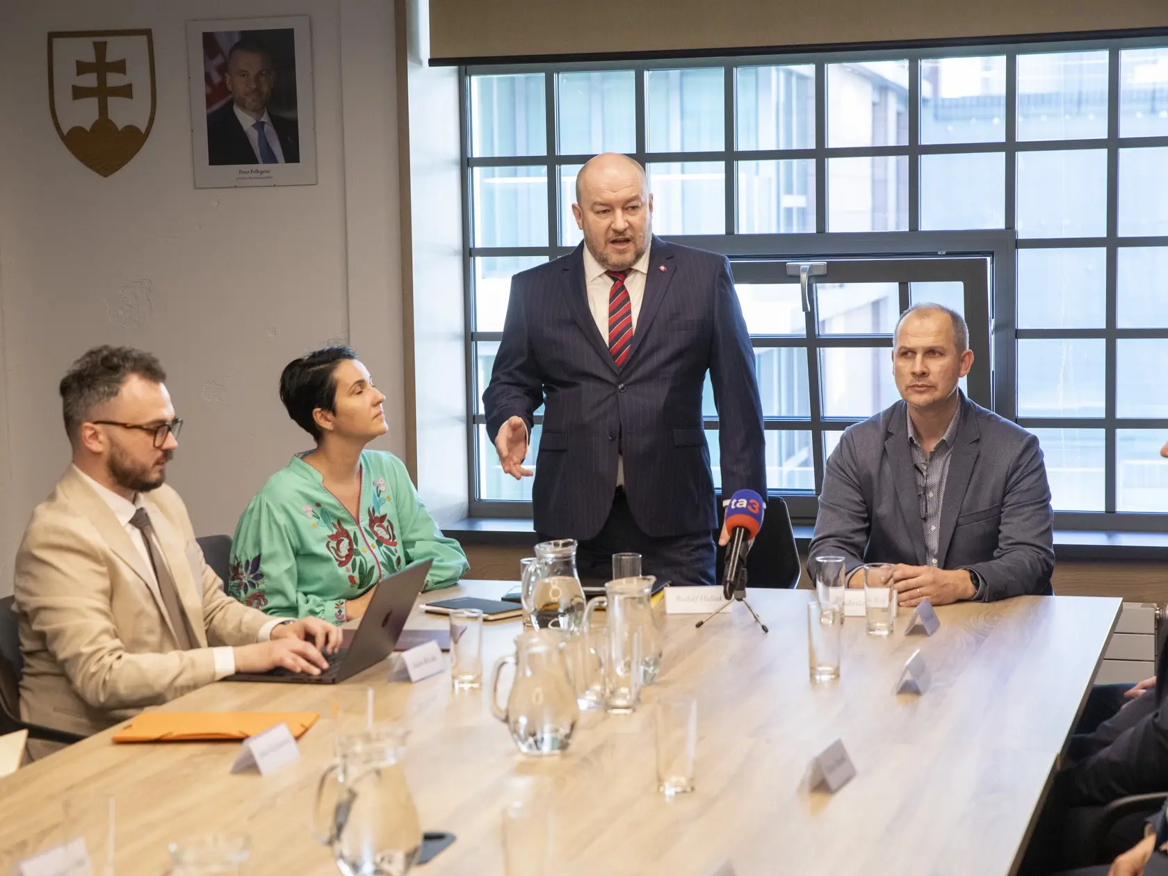 Na snimke je prvé zasadnutie Rady pre šport ministra Cestovného ruchu a športu Rudolfa Huliaka.
Minister Rudolf Huliak predstavuje Radu ministra pre šport.
Rudolf Huliak a predseda Rady Radoslav Hecl