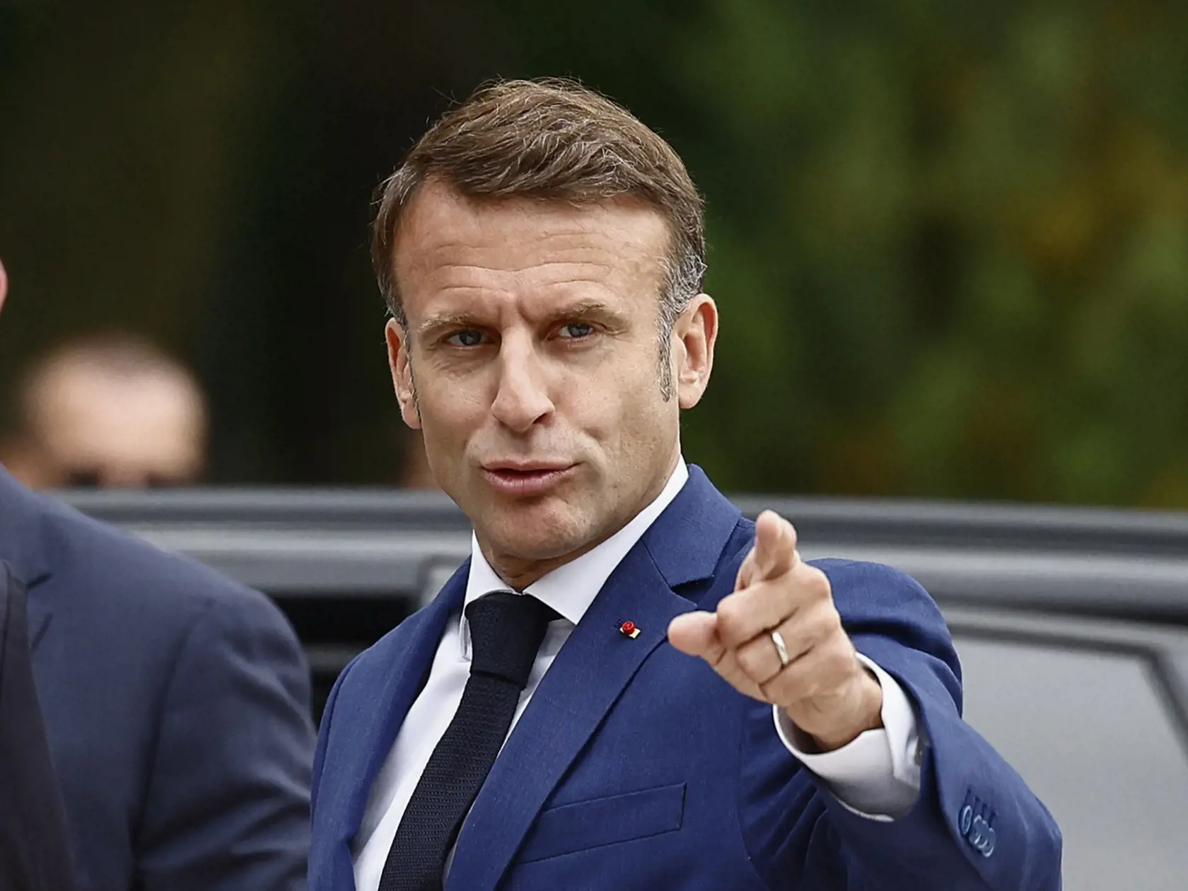 Francúzsky prezident Emmanuel Macron prichádza do volebnej miestnosti v obci Le Touquet-Paris-Plage počas 1. kola predčasných parlamentných volieb vo Francúzsku v nedeľu 30. júna 2024. Predčasné voľby vyhlásil prezident Emmanuel Macron v reakcii na výsledky eurovolieb. Druhé kolo bude 7. júla.