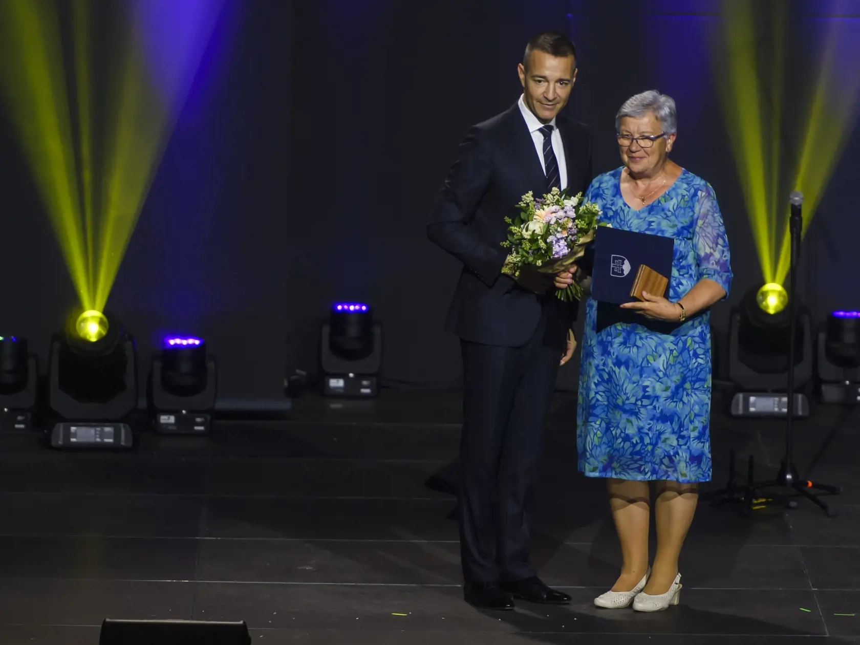 Na snímke vľavo minister školstva, vedy, výskumu, vývoja a mládeže SR Tomáš Drucker (Hlas) odovzdáva Striebornú medailu svätého Gorazda Márii Budáčovej.