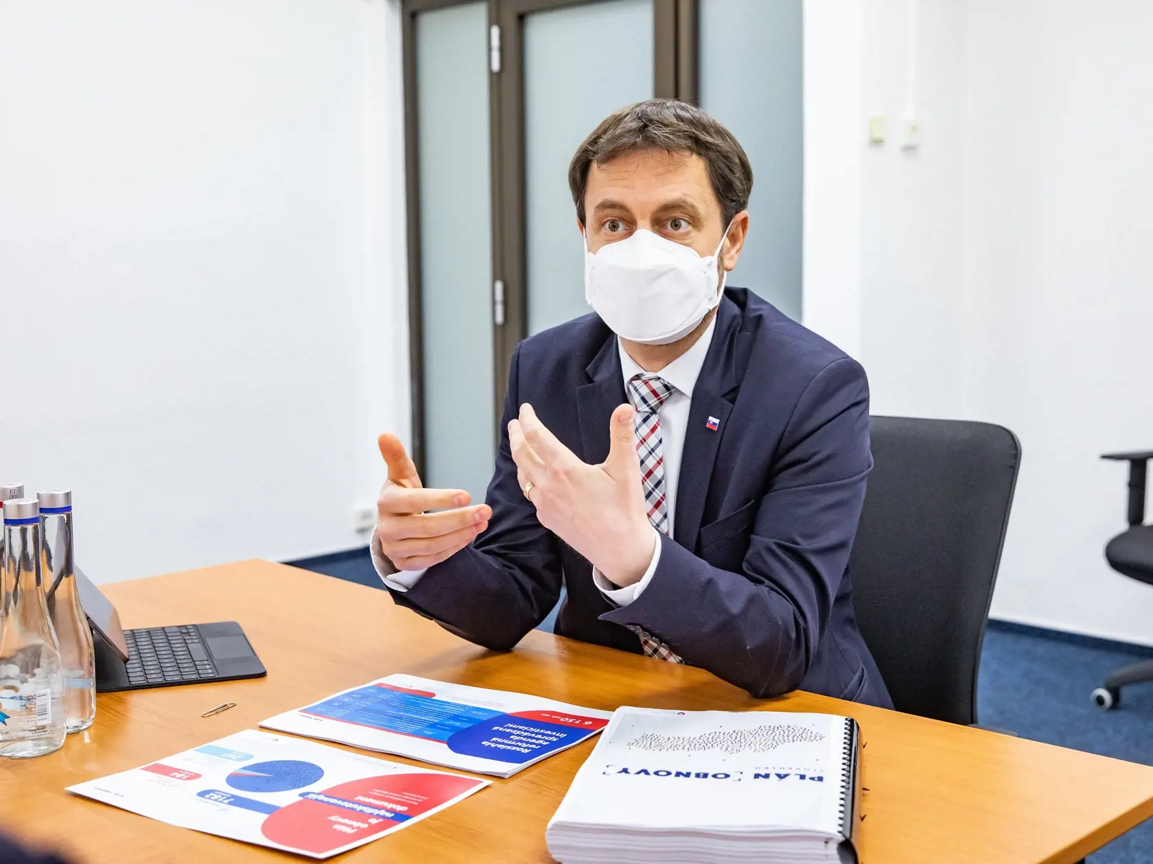 Heger hovorí, že predtým ako zvýši dane za nehnuteľnosti chce ľuďom uľaviť na zdanení práce.