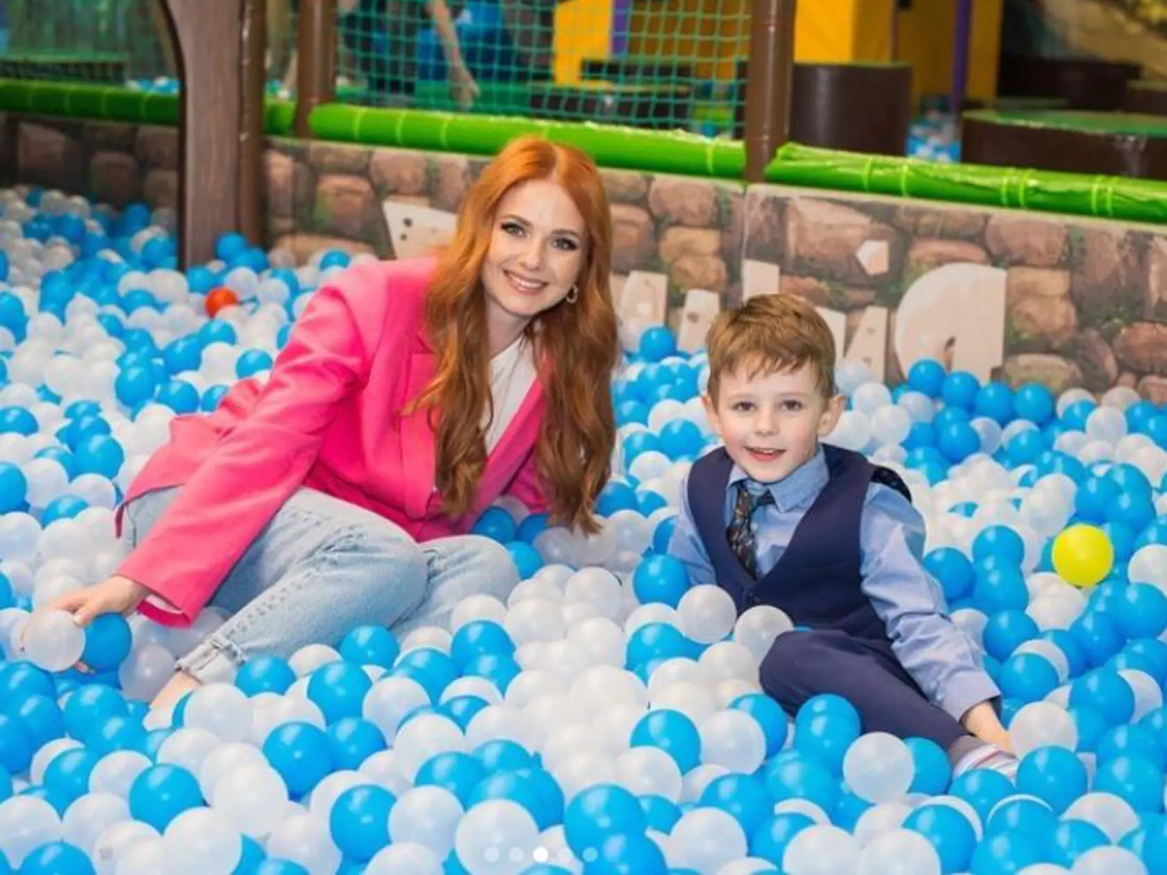 Zatiaľ, čo ryšavá Lena pokračuje vo svojej hudobnej kariére a za tie roky sa dokonca stala mamou, jej spevácka kolegyňa Júlia podľahla čaru plastických a skrášľovacích zákrokov, ktoré jej chlapčenský vzhľad zmenili doslova na nepoznanie.