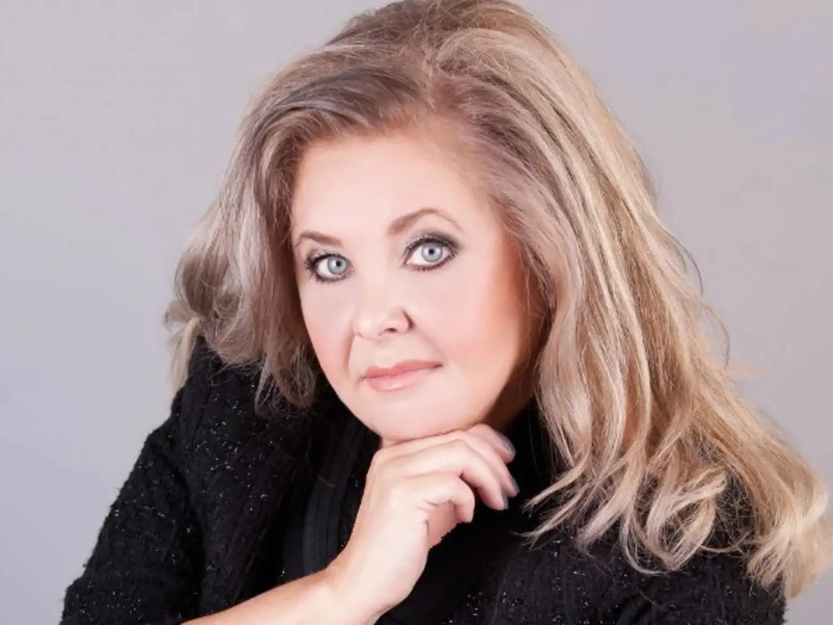 Mária Holubová (na snímke) upozorňuje, že naši politici sa na svojich súkromných profiloch fotia obnažení, a tam ich kerky vidieť. Máme sa vraj pozrieť na západných politikov, či sú polonahí potetovaní na civilných profiloch: „Ak sme prozápadní a patríme do západnej Európy, tak si pozrime Macronov súkromný profil, či je na ňom potetovaný v tielku.“ Bidena ani politikov z Veľkej Británie neuvidíme podľa odborníčky na súkromných profiloch polovyzlečených a potetovaných.