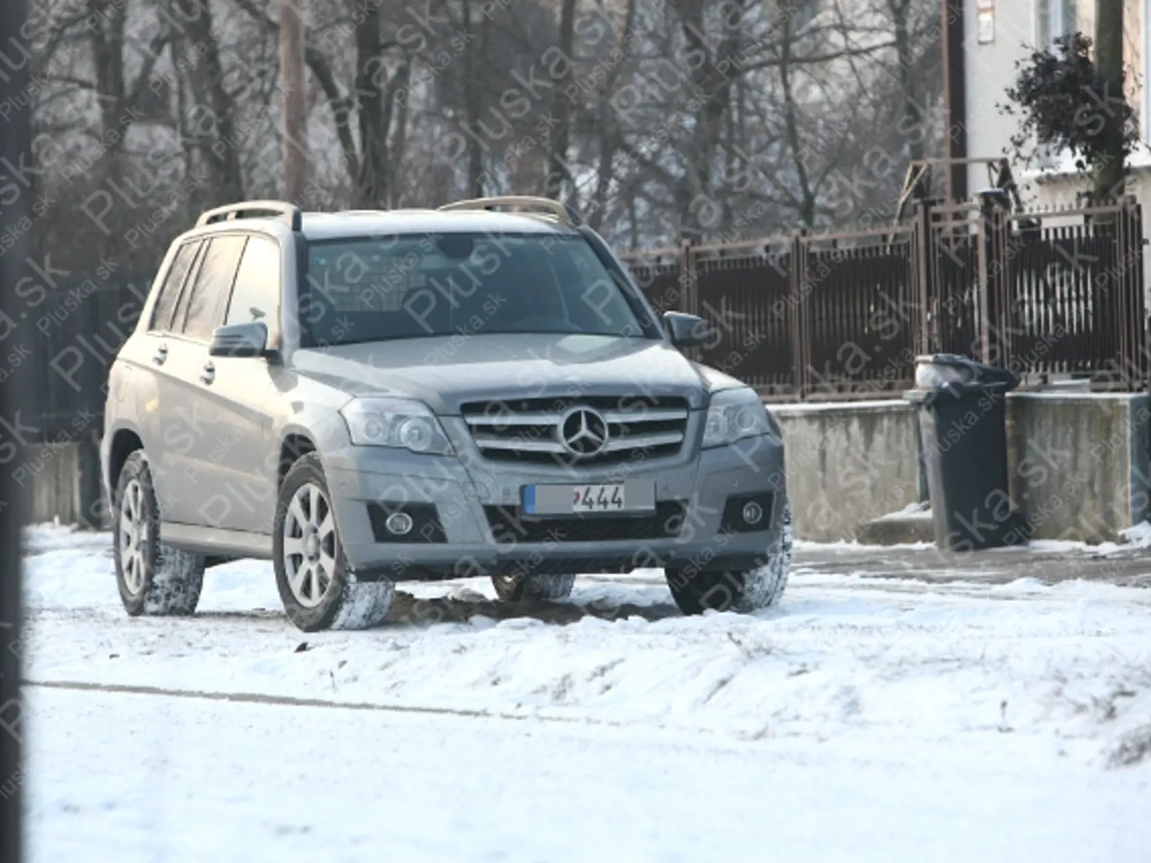 Boháč sa netrápil nad tým, kde svoje terénne auto odstaví.