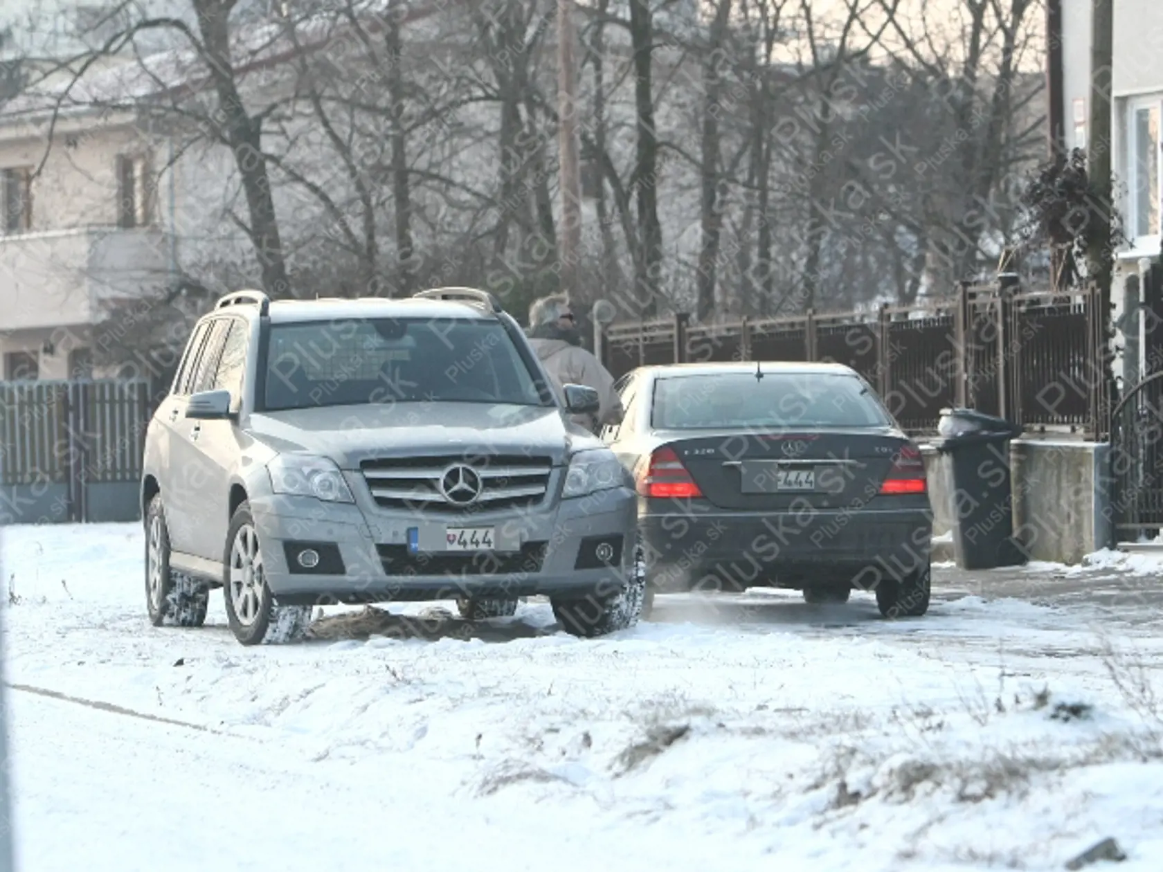 Staviteľ čiernej stavby jazdí na dvoch mercedesoch, obom sa ušlo rovnaké éčevéčko.