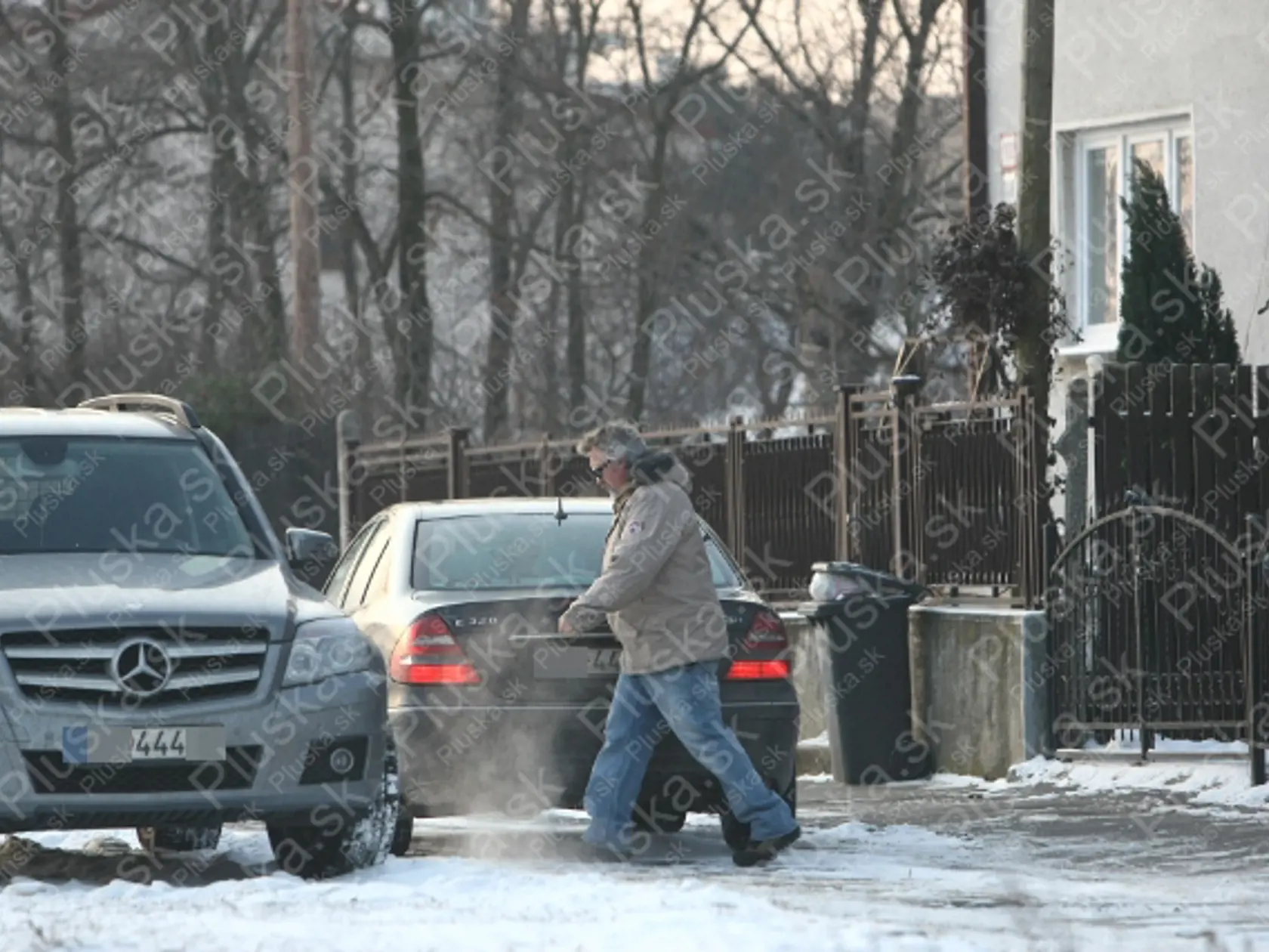 Talapka najskôr zaparkoval jeden Mercedes a následne odišiel na ďalšom.