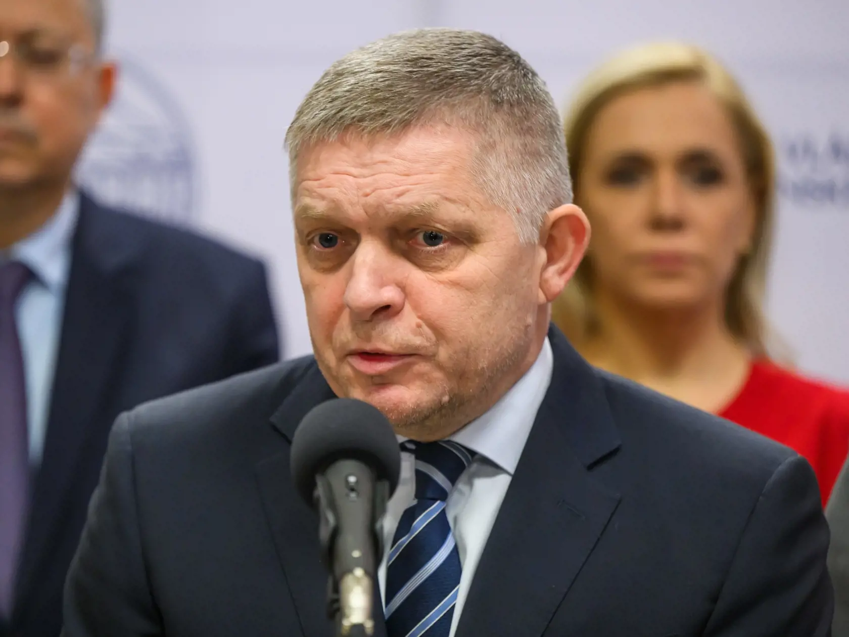 Na snímke zľava minister financií SR Ladislav Kamenický (Smer-SD), predseda vlády SR Robert Fico (Smer-SD) a podpredsedníčka vlády a ministerka hospodárstva SR Denisa Saková (Hlas-SD) počas tlačovej konferencie po 64. schôdzi vlády SR v Bratislave 13. decembra 2024.