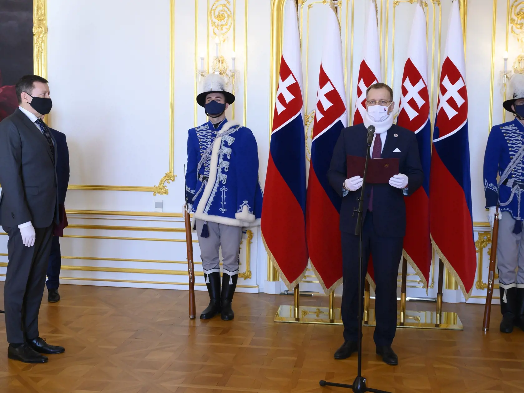Novozvolený špeciálny prokurátor Daniel Lipšic (vľavo) zložil svoj sľub do rúk predsedu Národnej rady (NR) SR Borisa Kollára (druhý vpravo) 15. februára 2021 v Bratislave. Začalo mu plynúť sedemročné funkčné volebné obdobie na poste šéfa Úradu špeciálnej prokuratúry (ÚŠP). FOTO TASR - Pavel Neubauer

